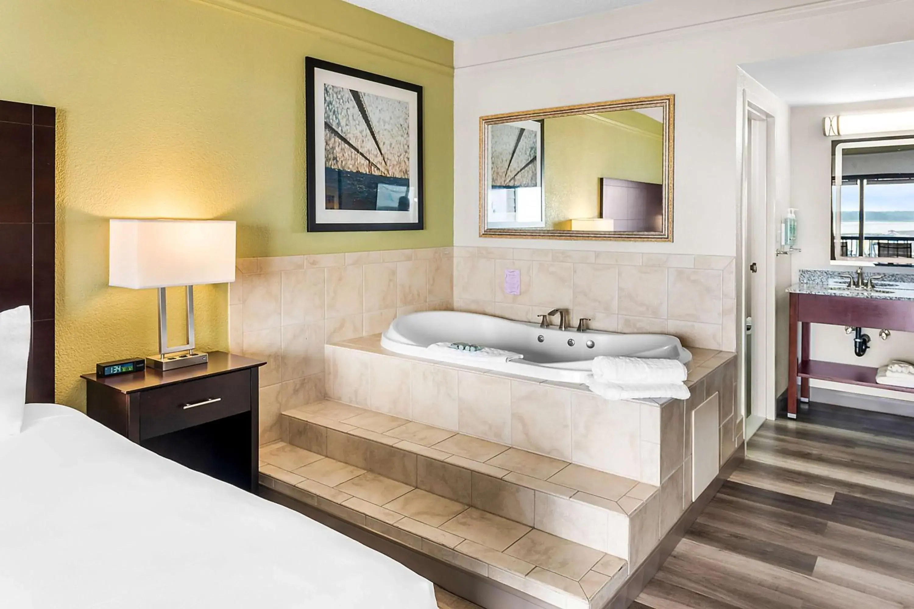 King Room with Whirlpool in Best Western Kent Narrows Inn King Room with Whirlpool in Best Western Kent Narrows Inn