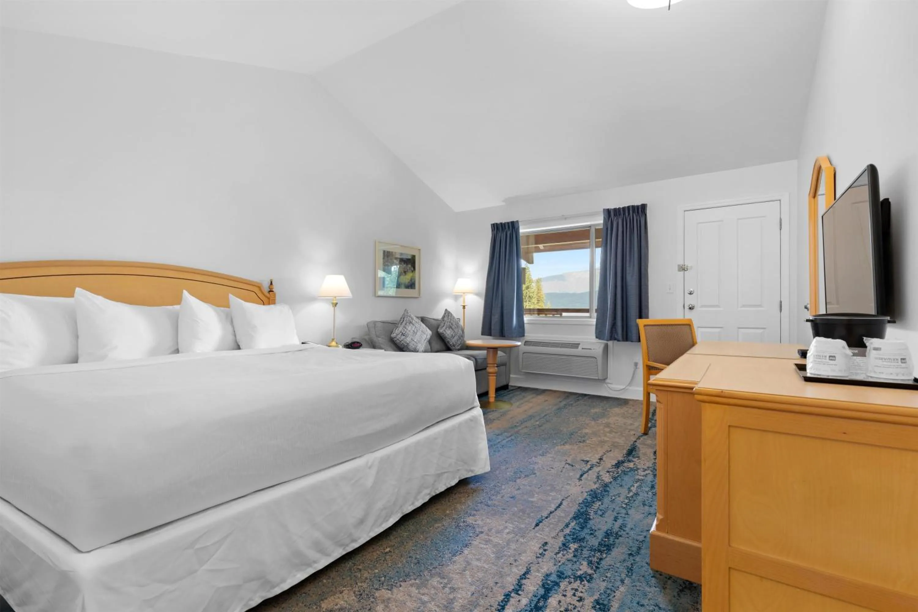 Bedroom, Bed in Kootenay Lakeview Resort BW Signature Collection