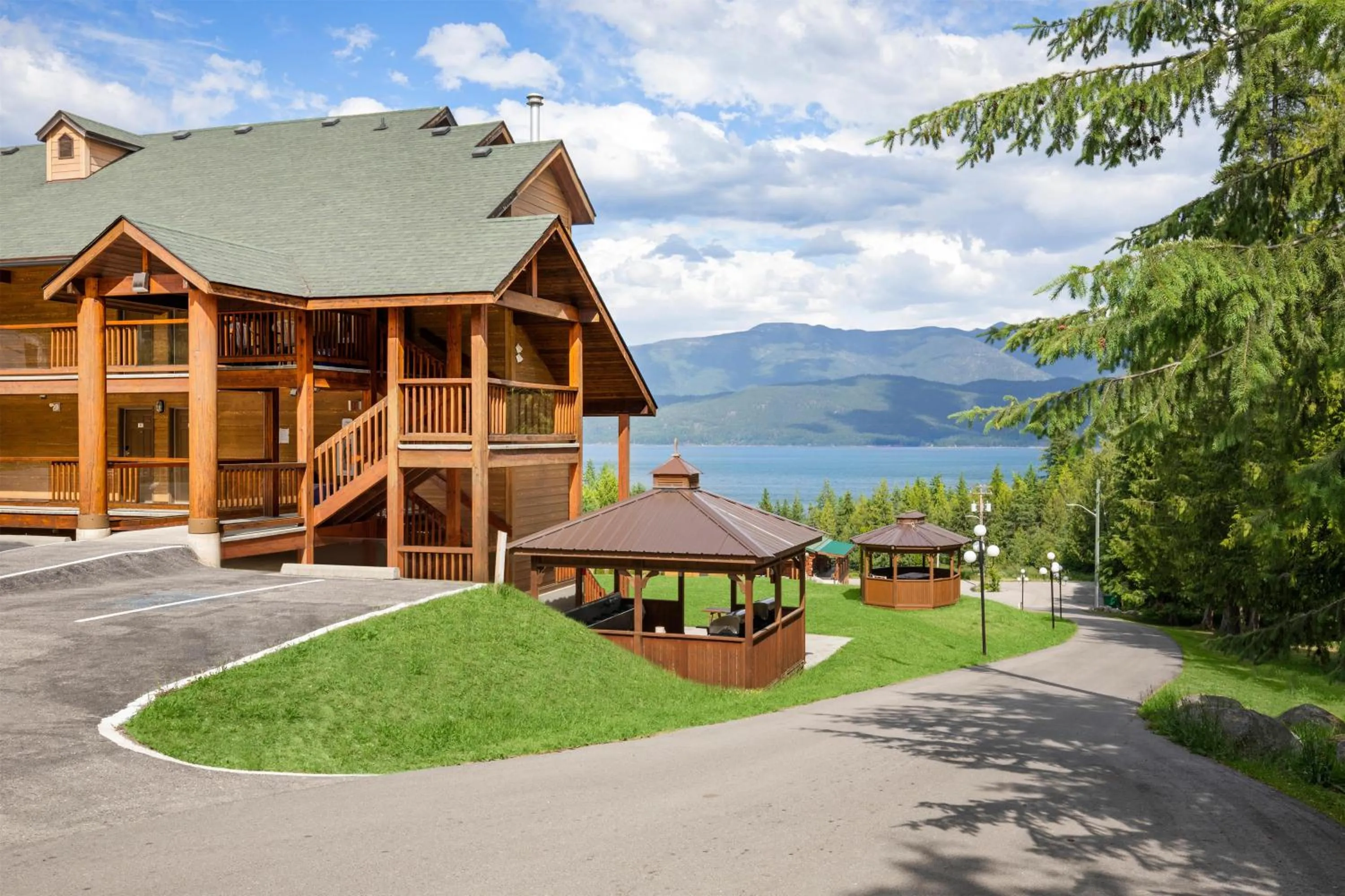 Property building in Kootenay Lakeview Resort BW Signature Collection