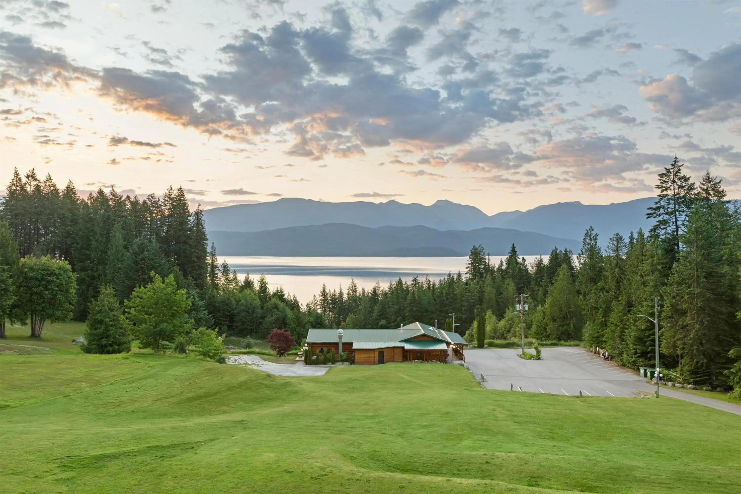 Property building in Kootenay Lakeview Resort BW Signature Collection