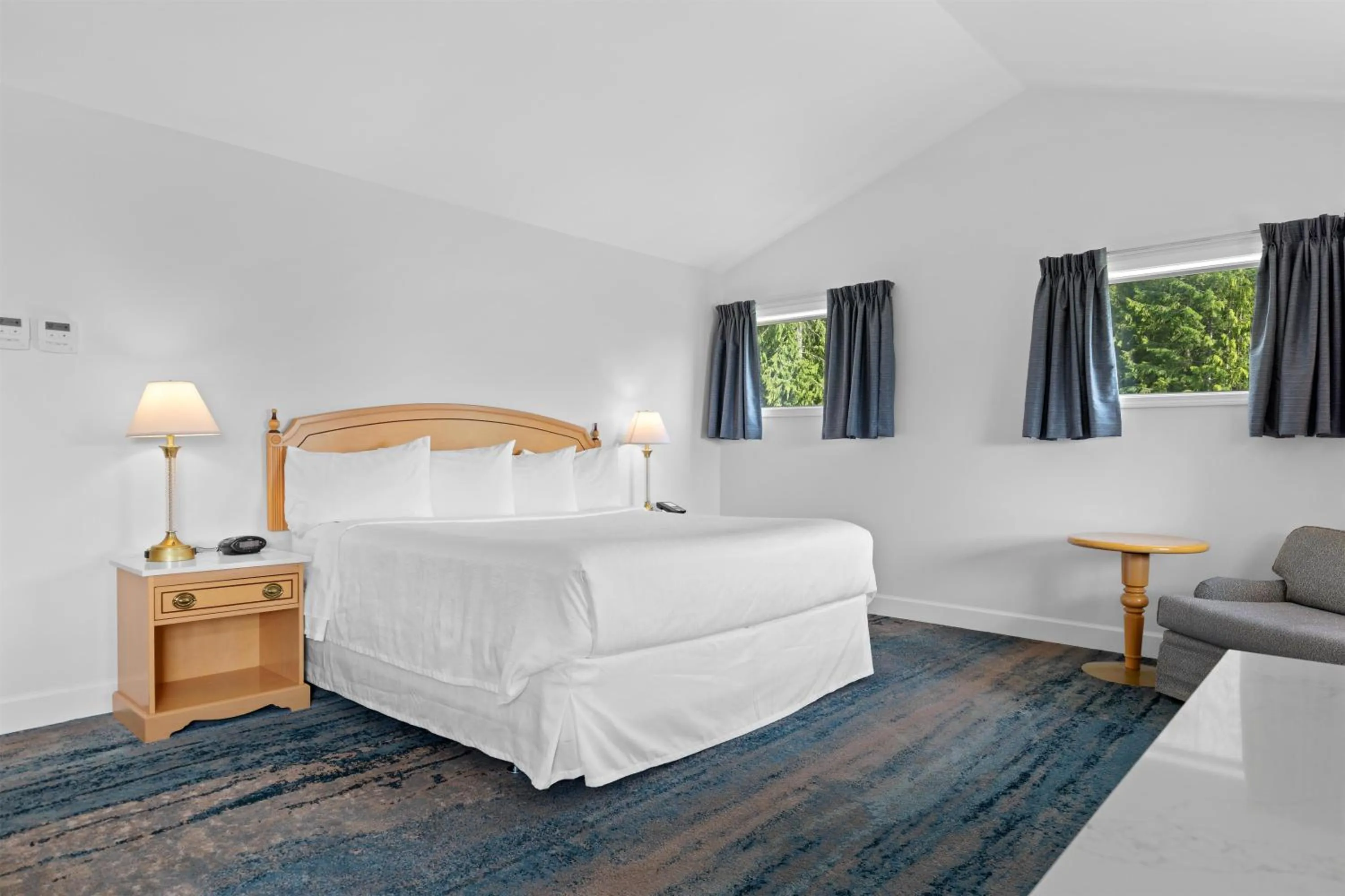 Photo of the whole room, Bed in Kootenay Lakeview Resort BW Signature Collection