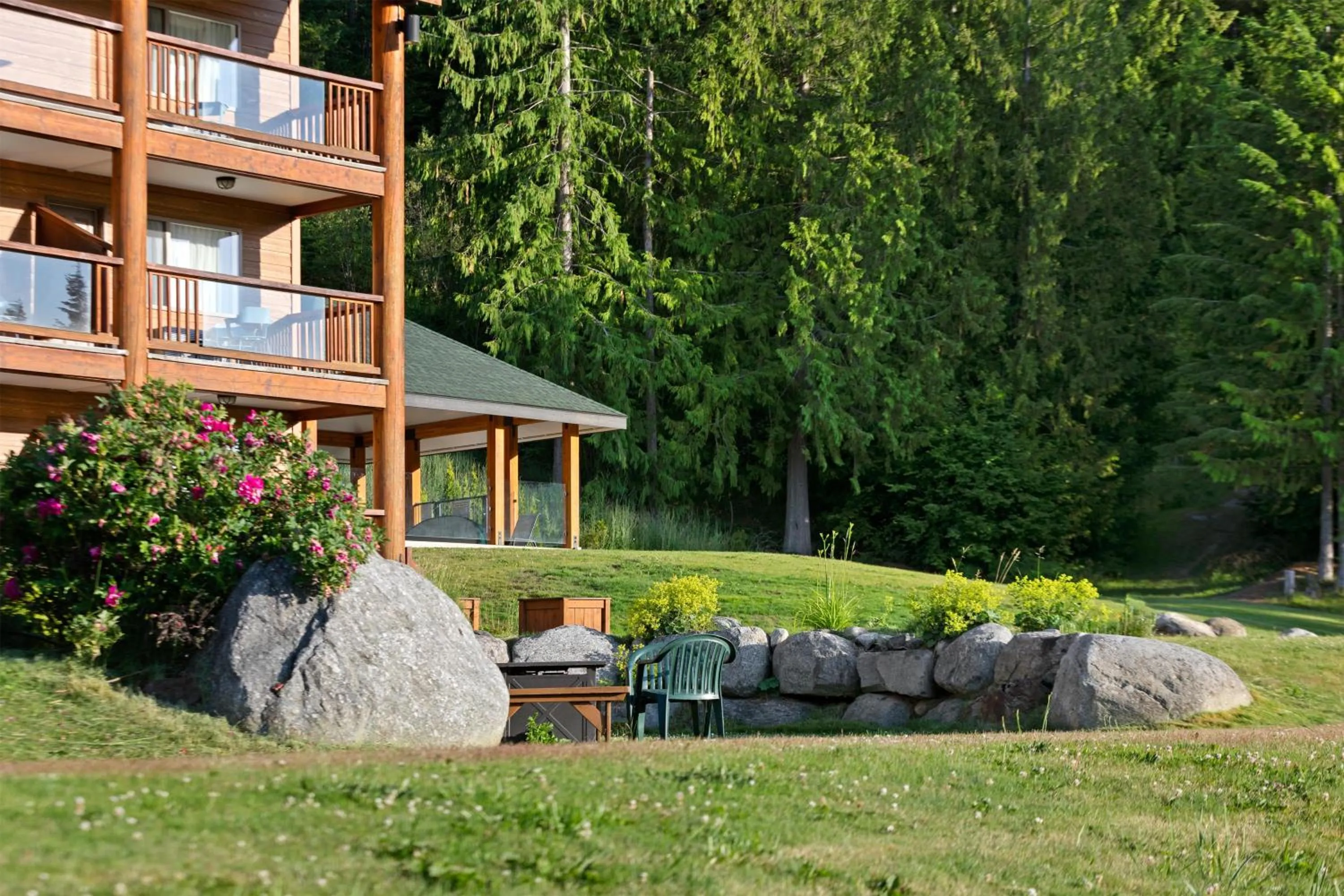 Property building in Kootenay Lakeview Resort BW Signature Collection