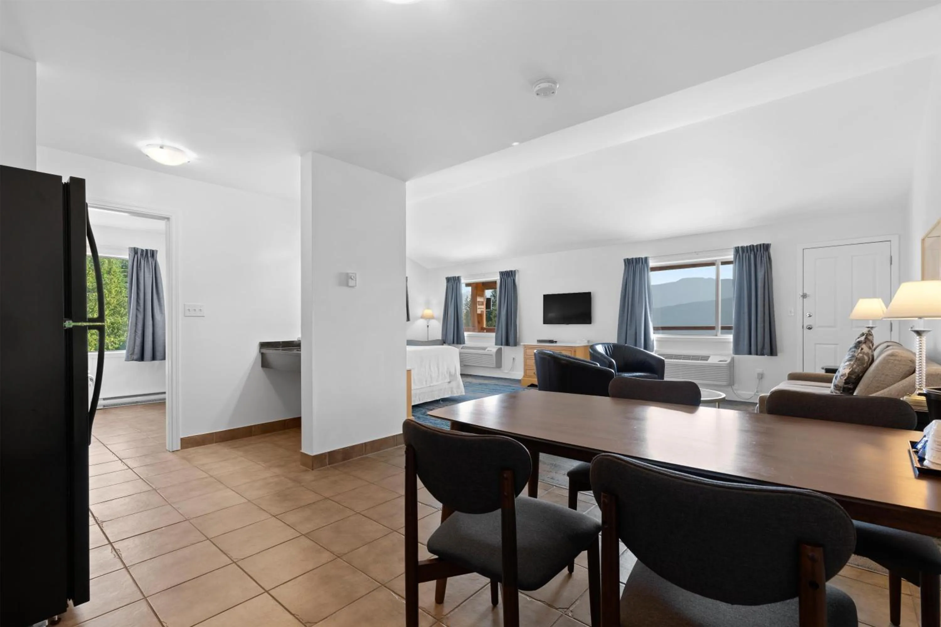 Photo of the whole room in Kootenay Lakeview Resort BW Signature Collection