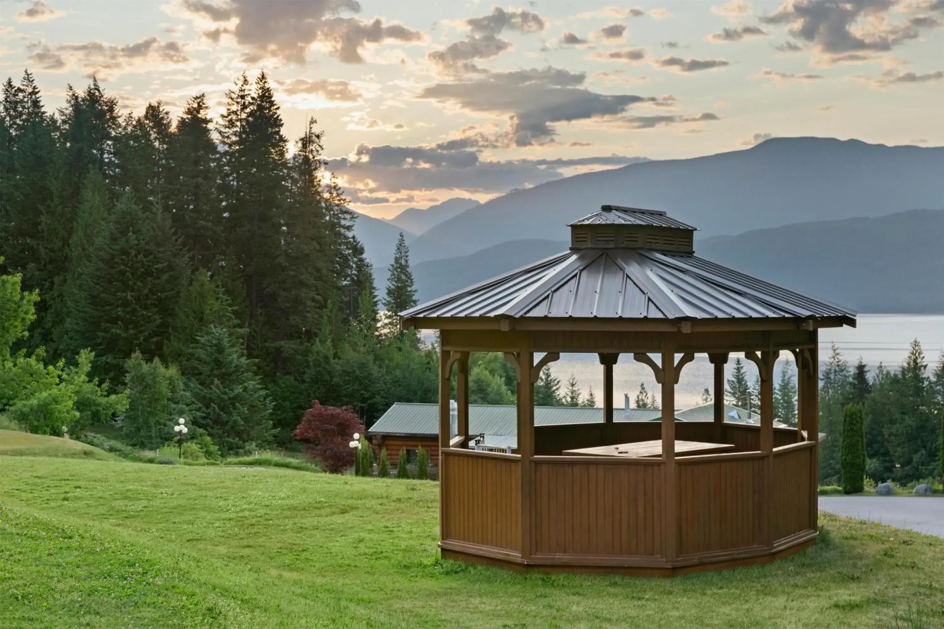 Kootenay Lakeview Resort BW Signature Collection Kootenay Lakeview Resort BW Signature Collection