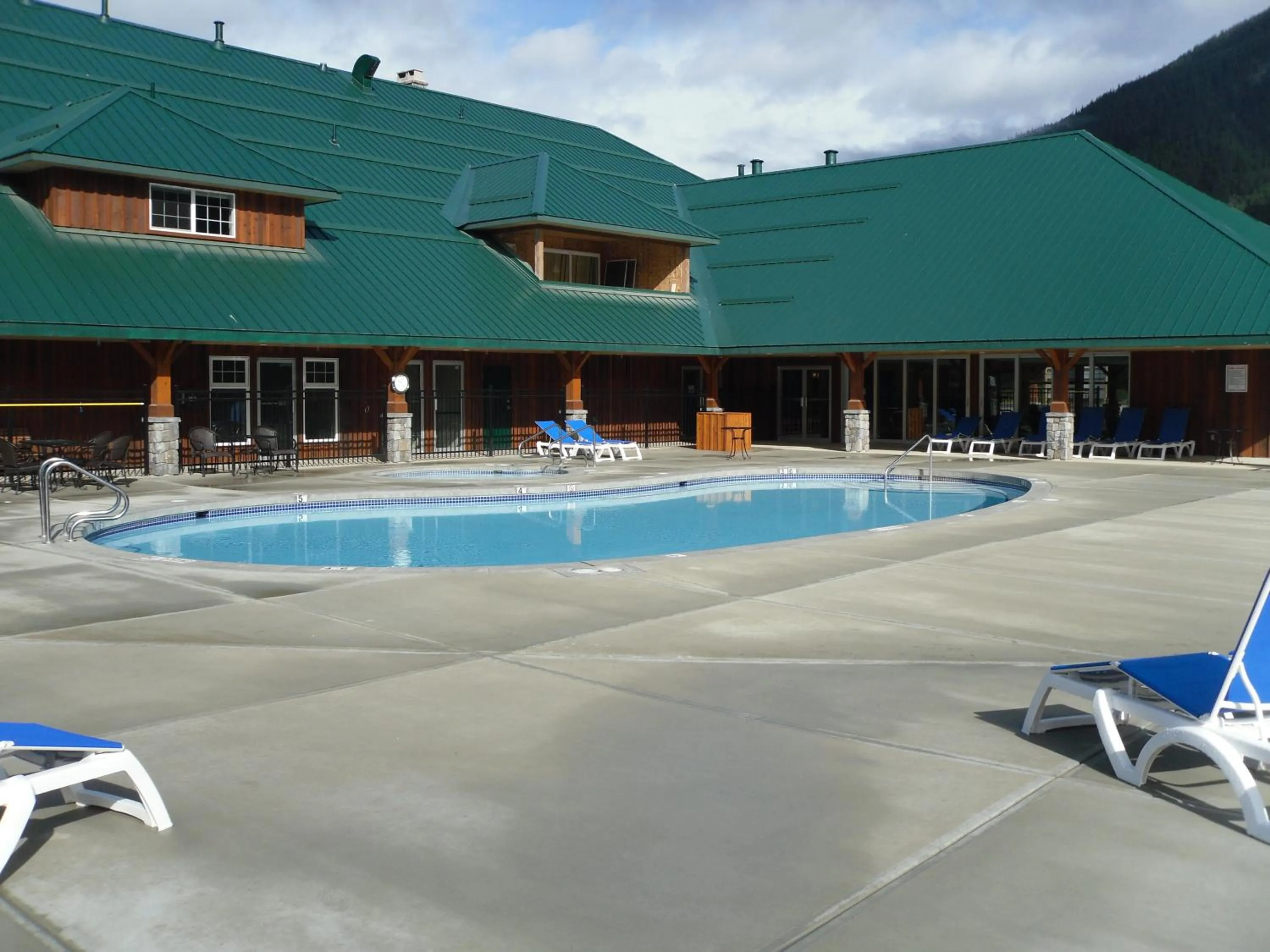 Swimming pool in Sunshine Valley RV Resort and Cabins