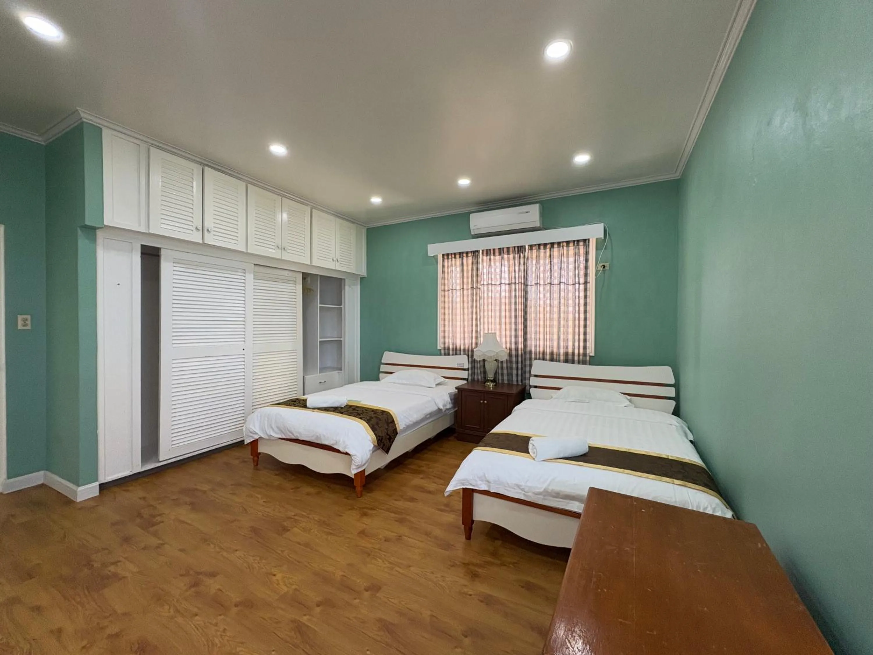 Bedroom, Bed in Beach Garden Hotel