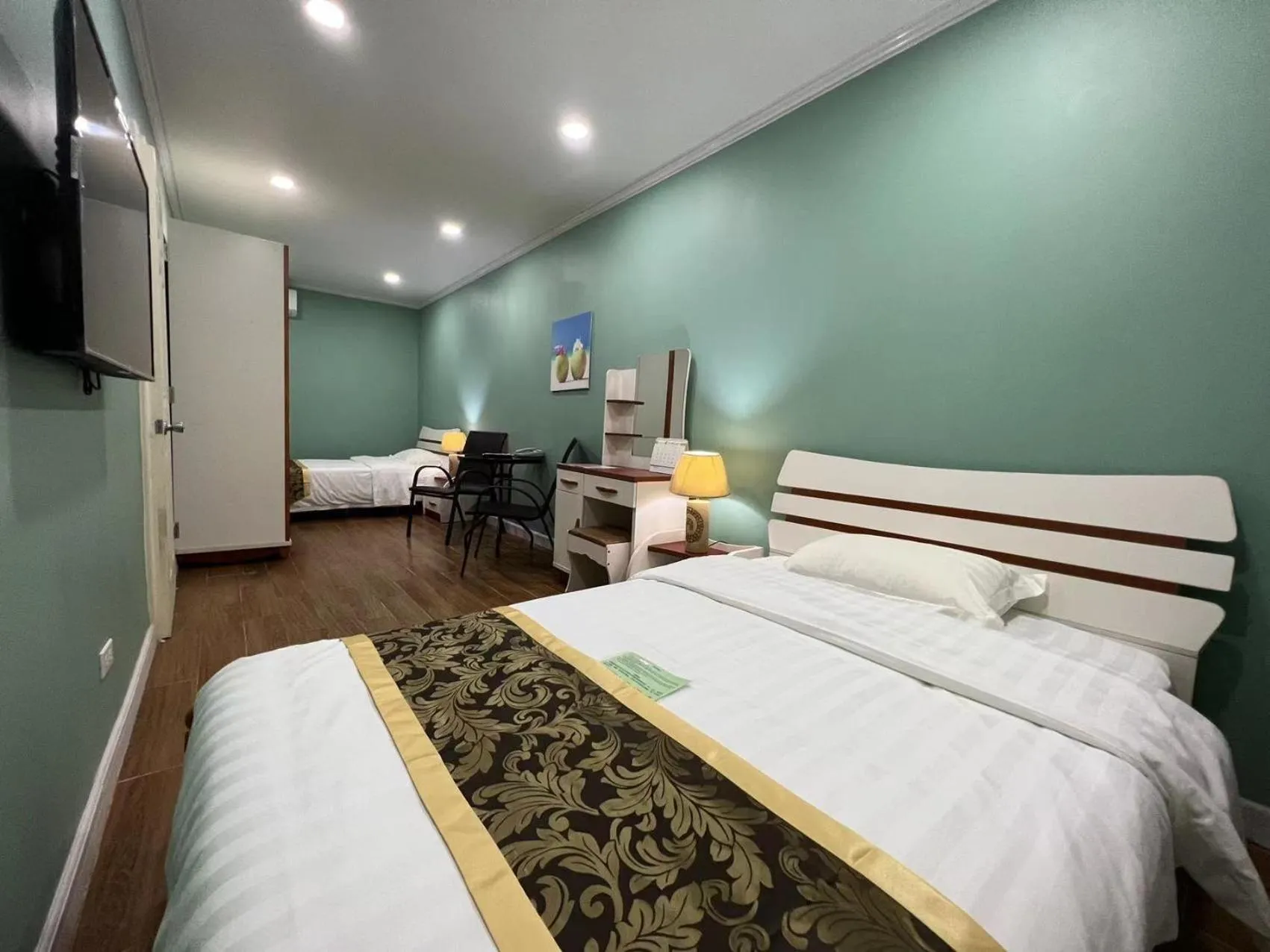 Photo of the whole room, Bed in Beach Garden Hotel