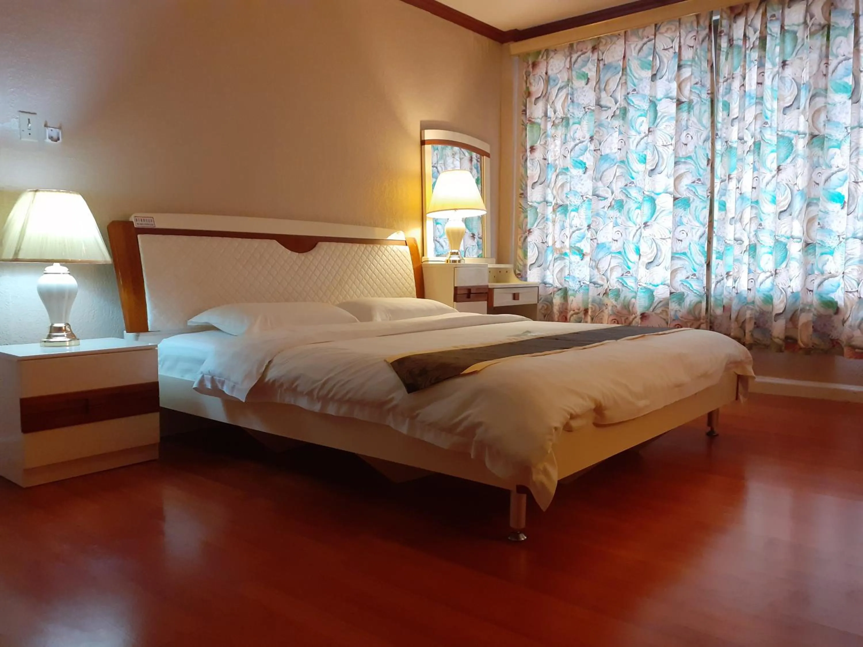 Bedroom, Bed in Beach Garden Hotel