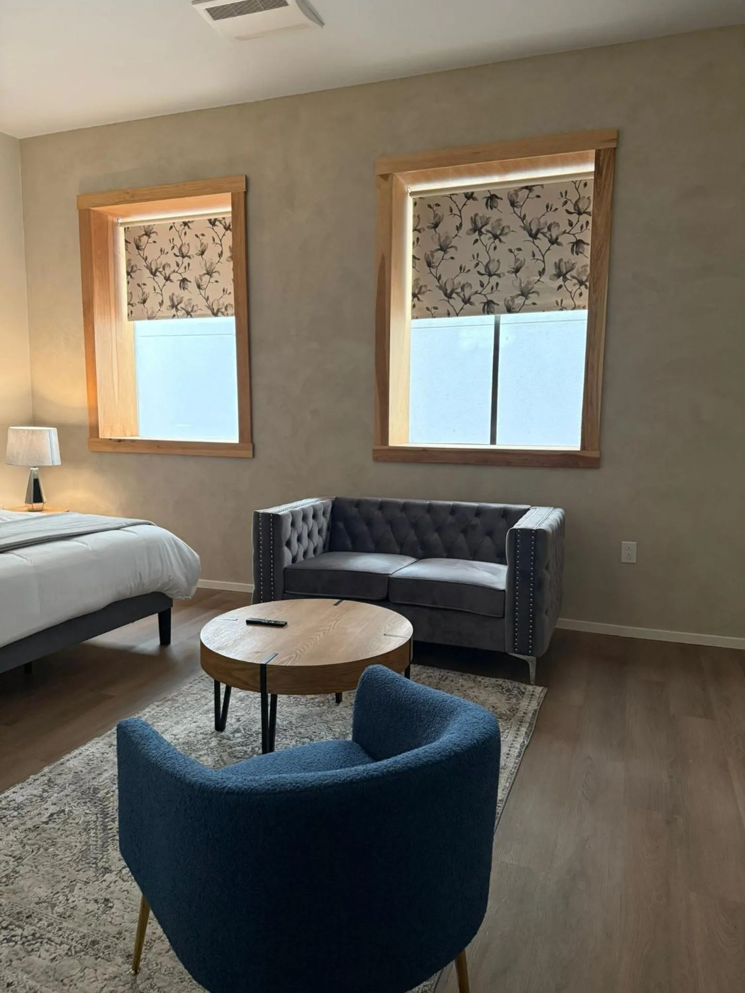 Seating area, Bed in Unicorn Zebra