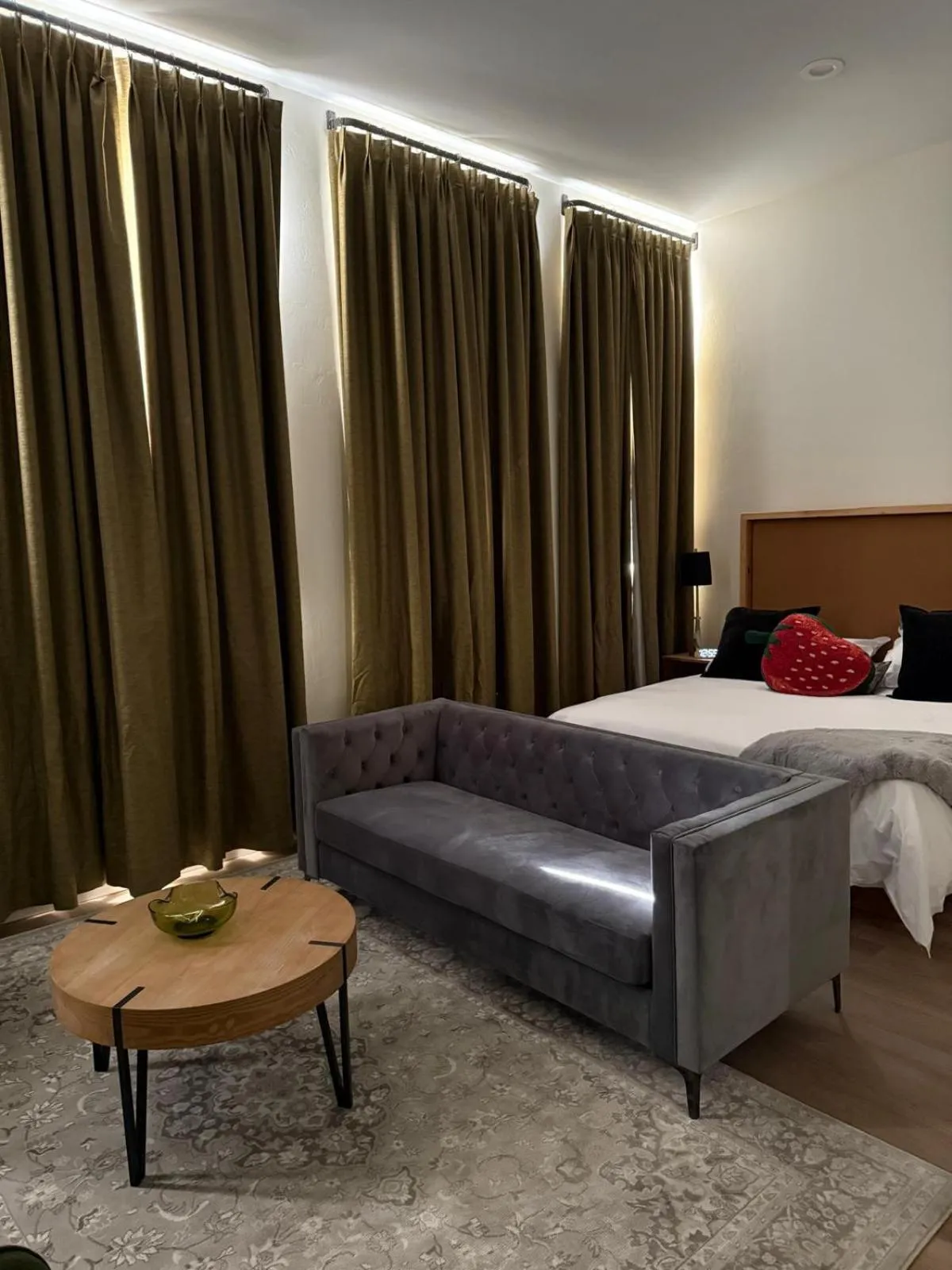 Seating area, Bed in Unicorn Zebra