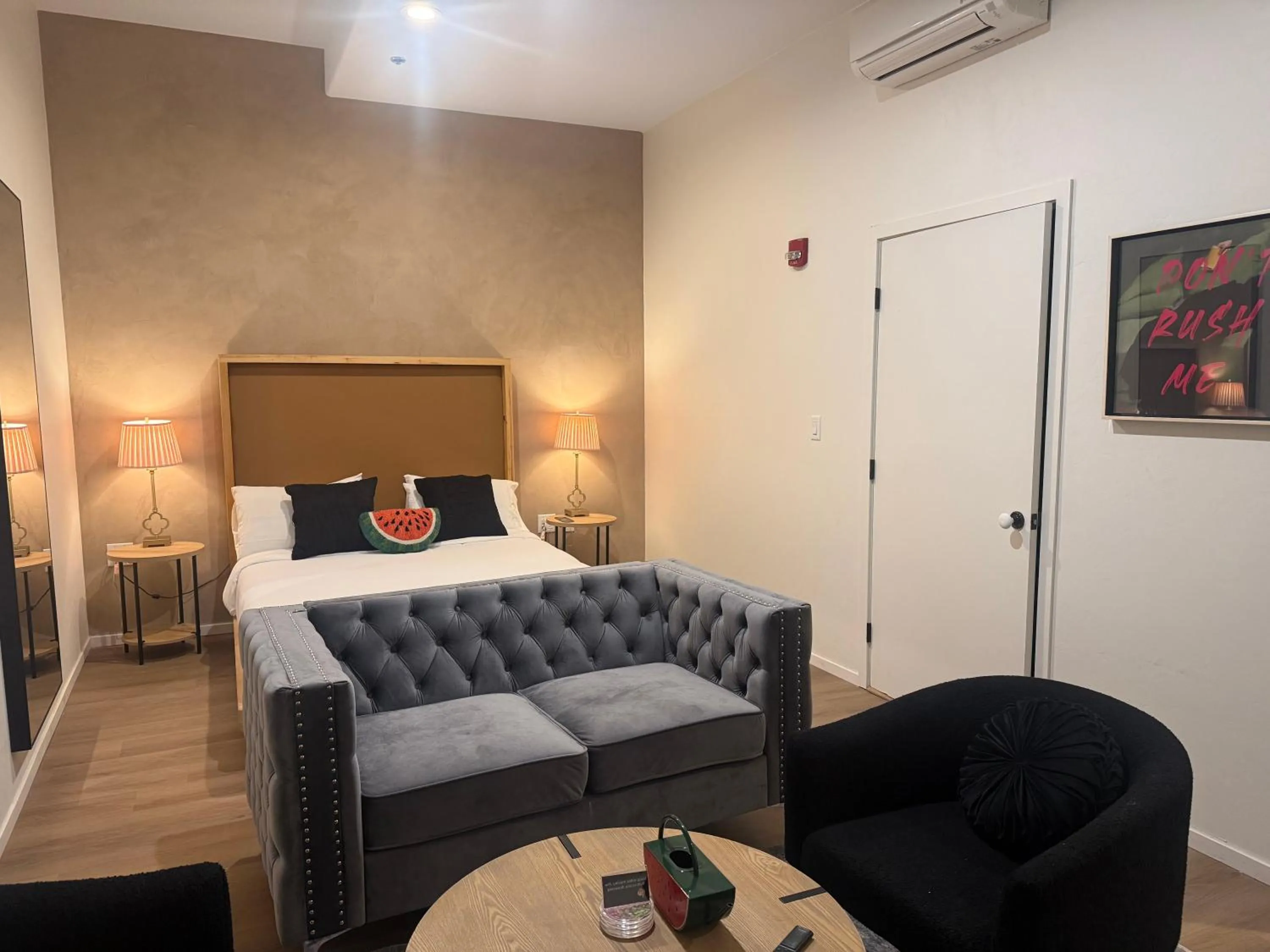 Seating area, Bed in Unicorn Zebra