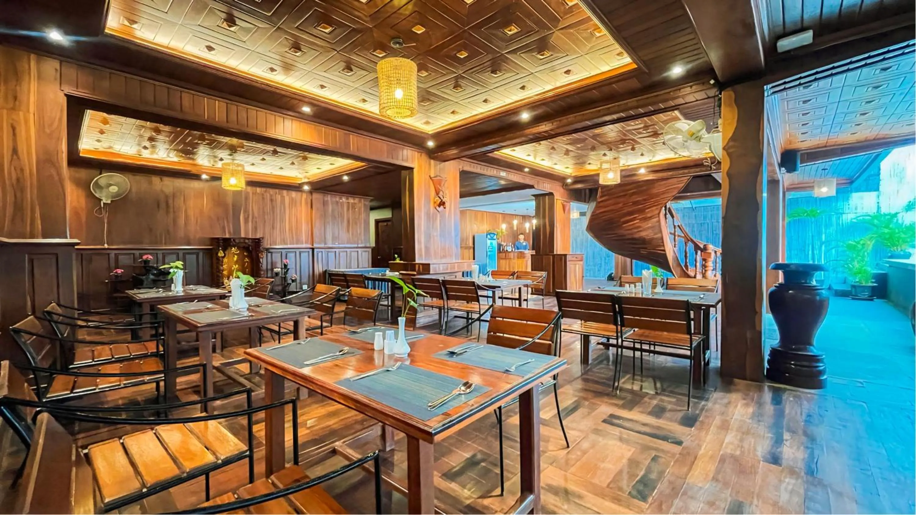 Restaurant/places to eat in Hima Boutique