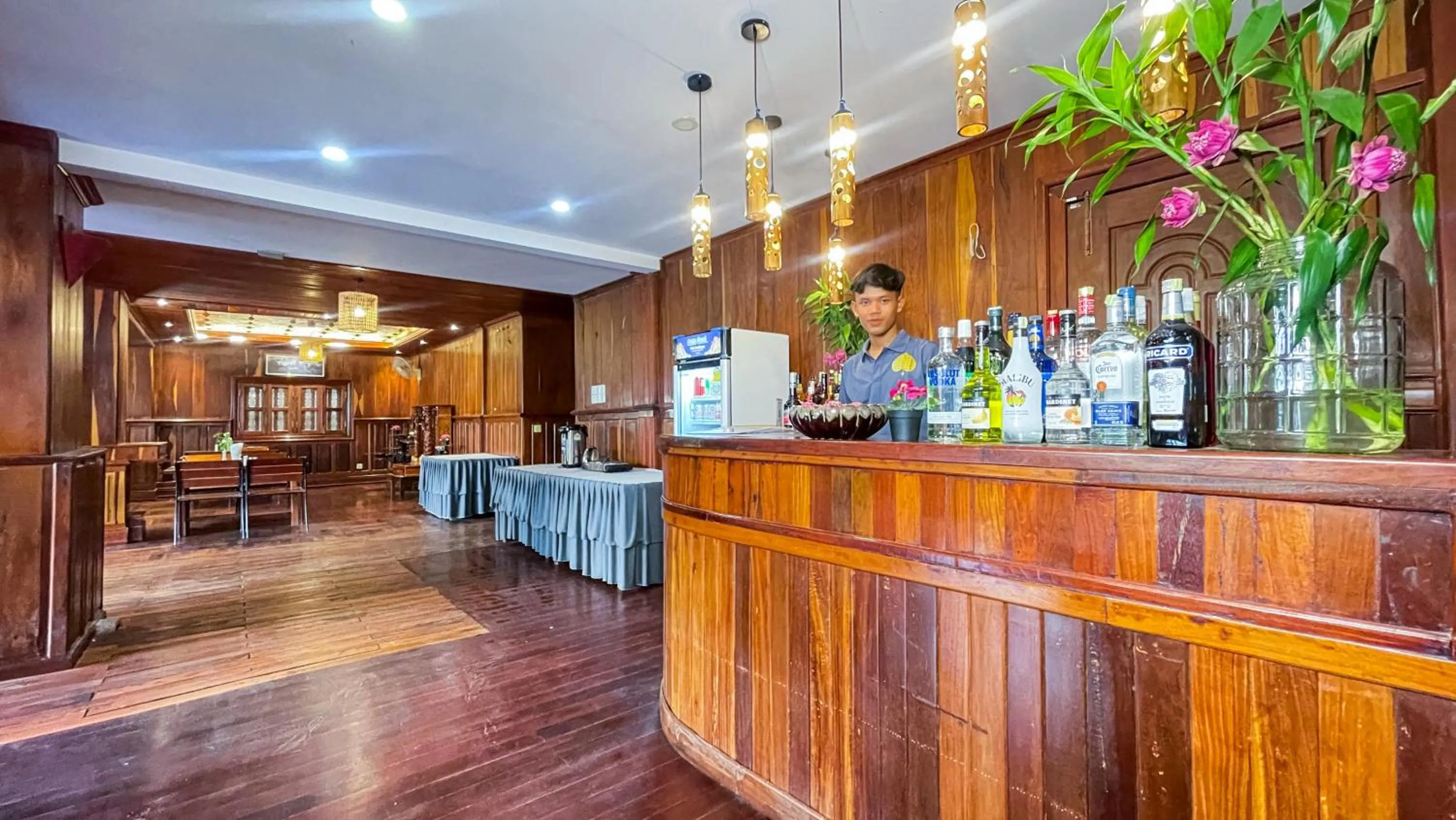 Restaurant/places to eat in Hima Boutique