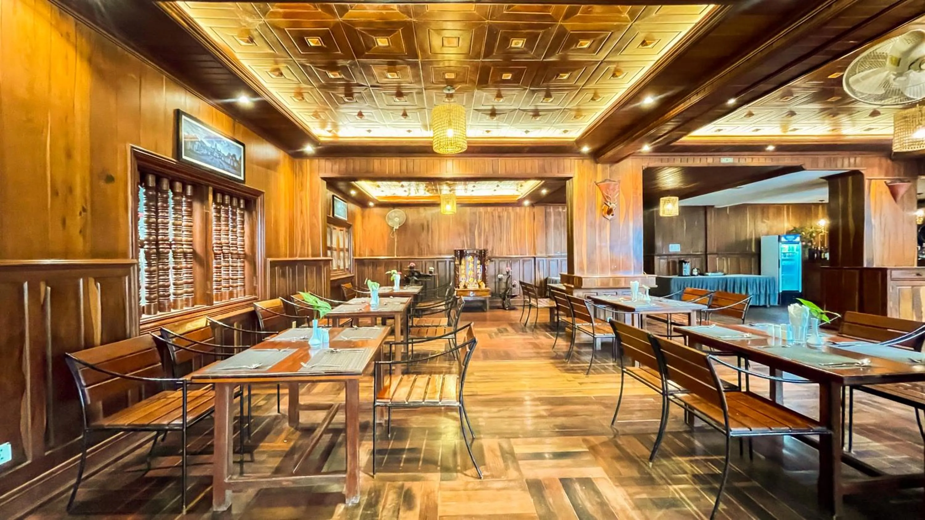 Restaurant/places to eat in Hima Boutique