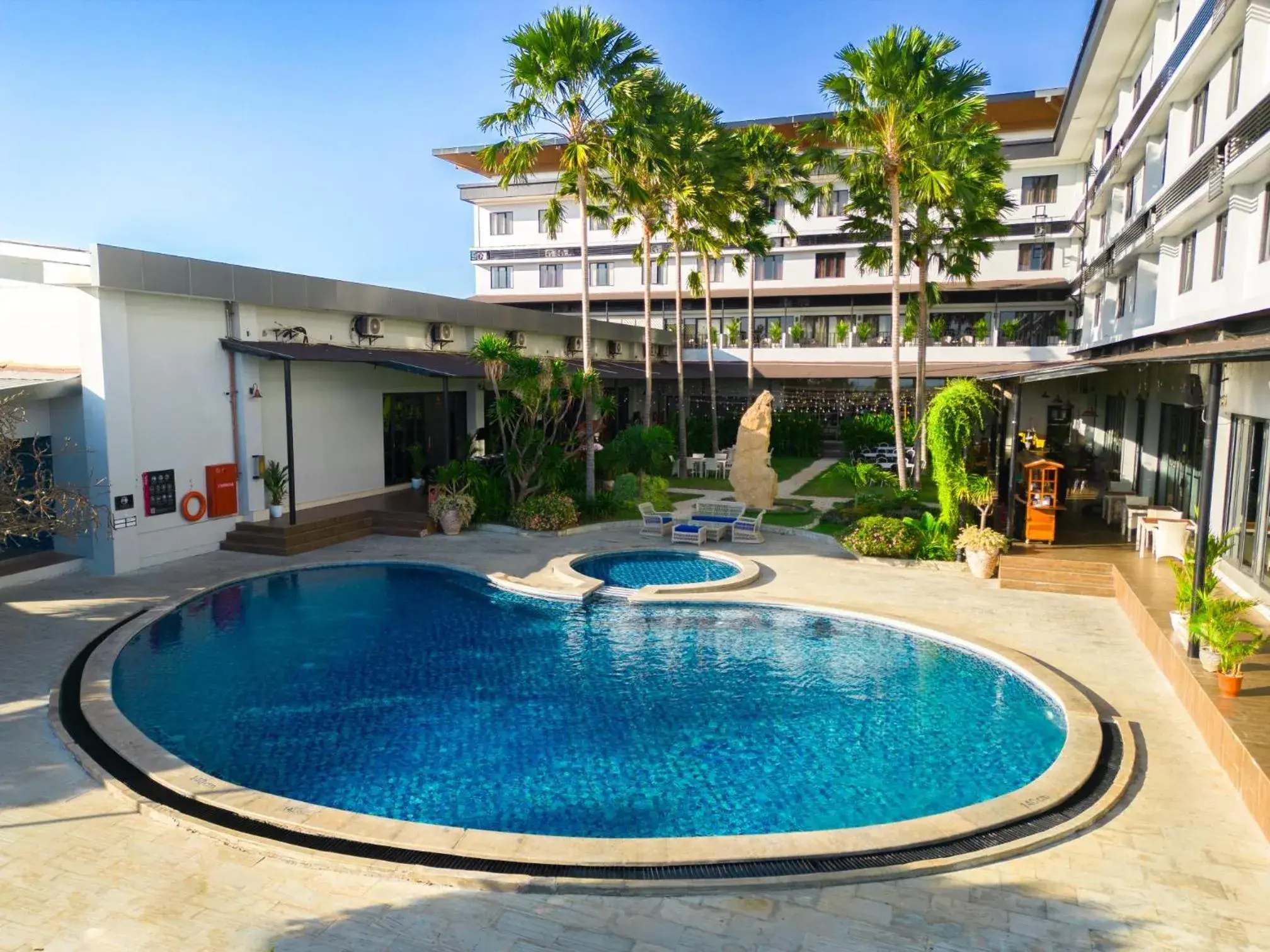 Swimming pool in Neo Eltari Kupang by ASTON Swimming pool in Neo Eltari Kupang by ASTON