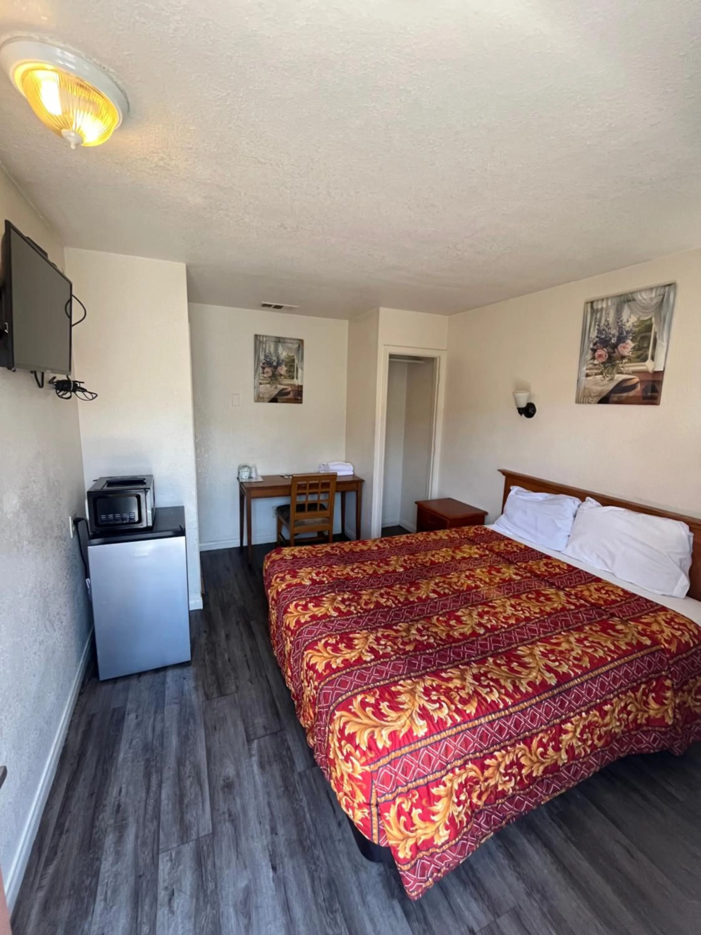 Photo of the whole room, Bed in World Motel