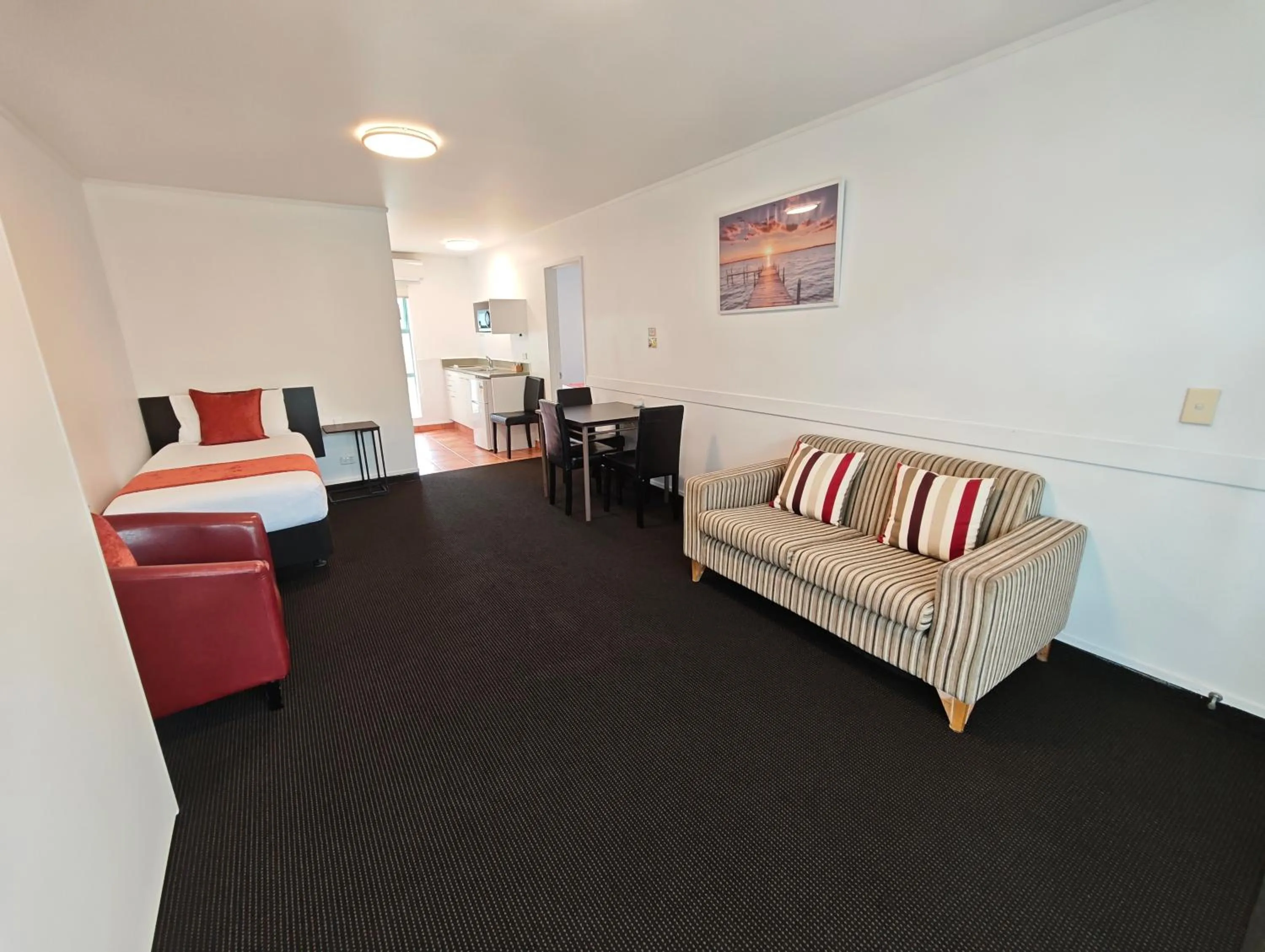 Living room, Bed in Great Lake Motel Taupo