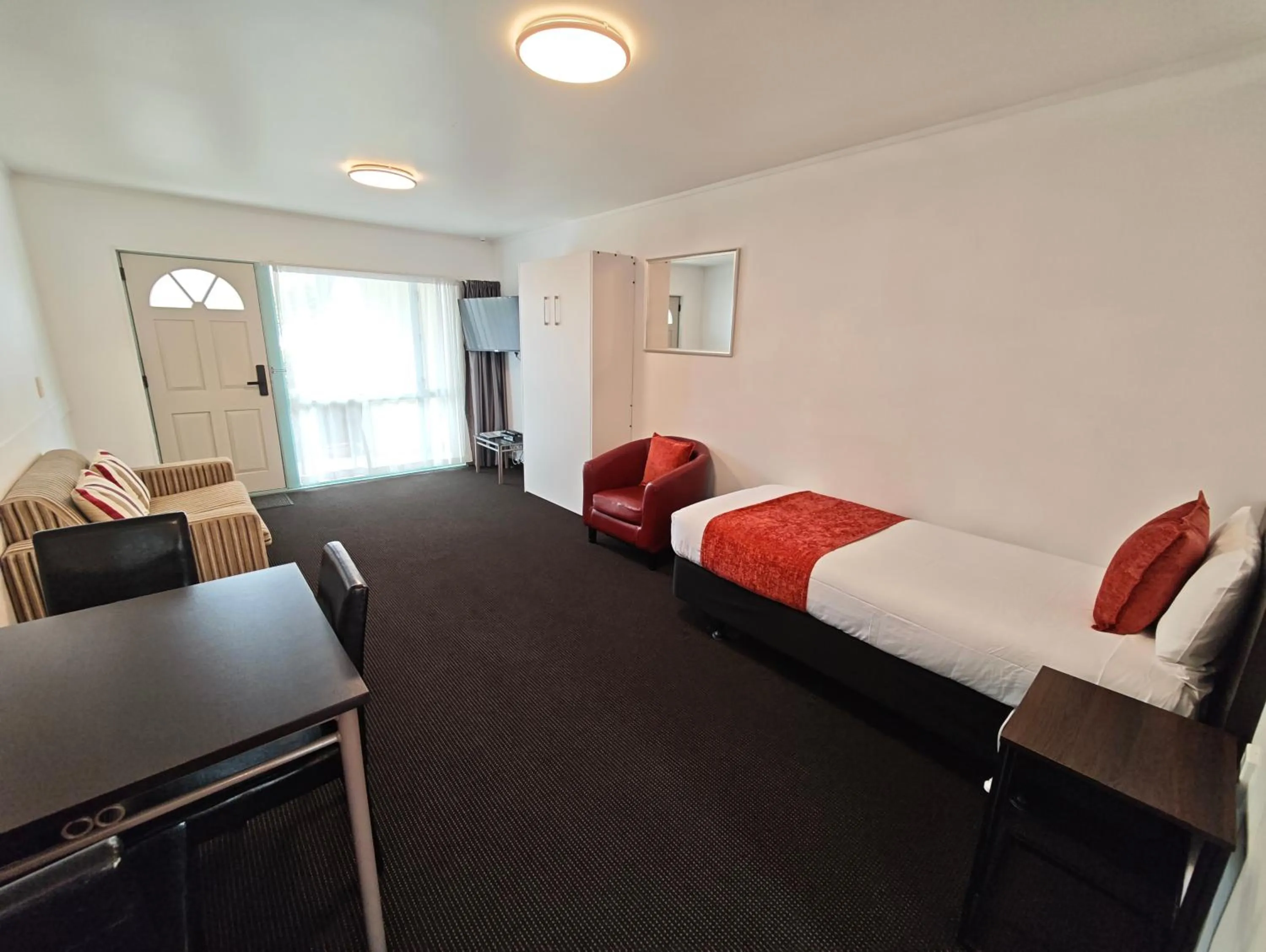 Living room, Bed in Great Lake Motel Taupo