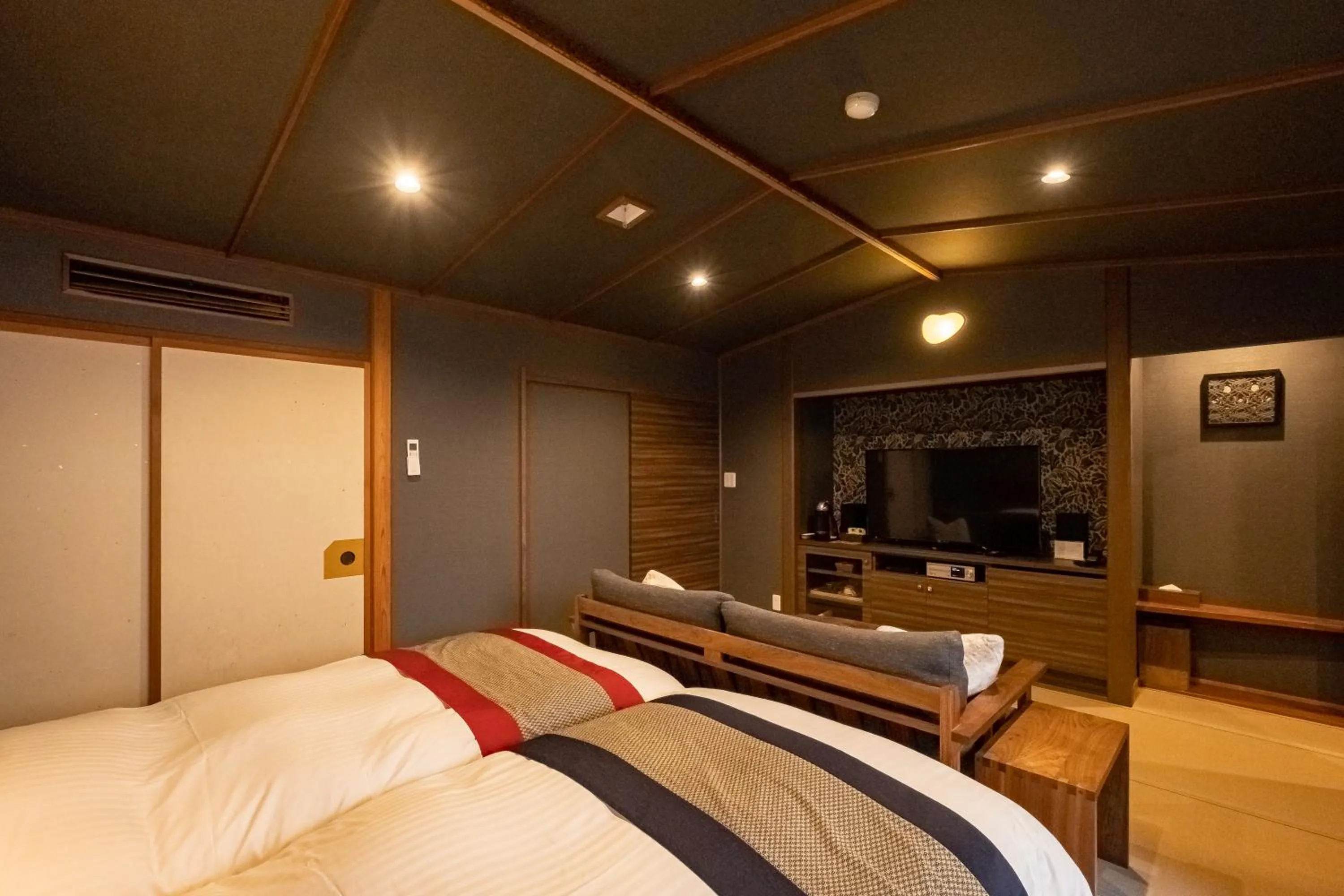 Photo of the whole room, Bed in Hakuunsou