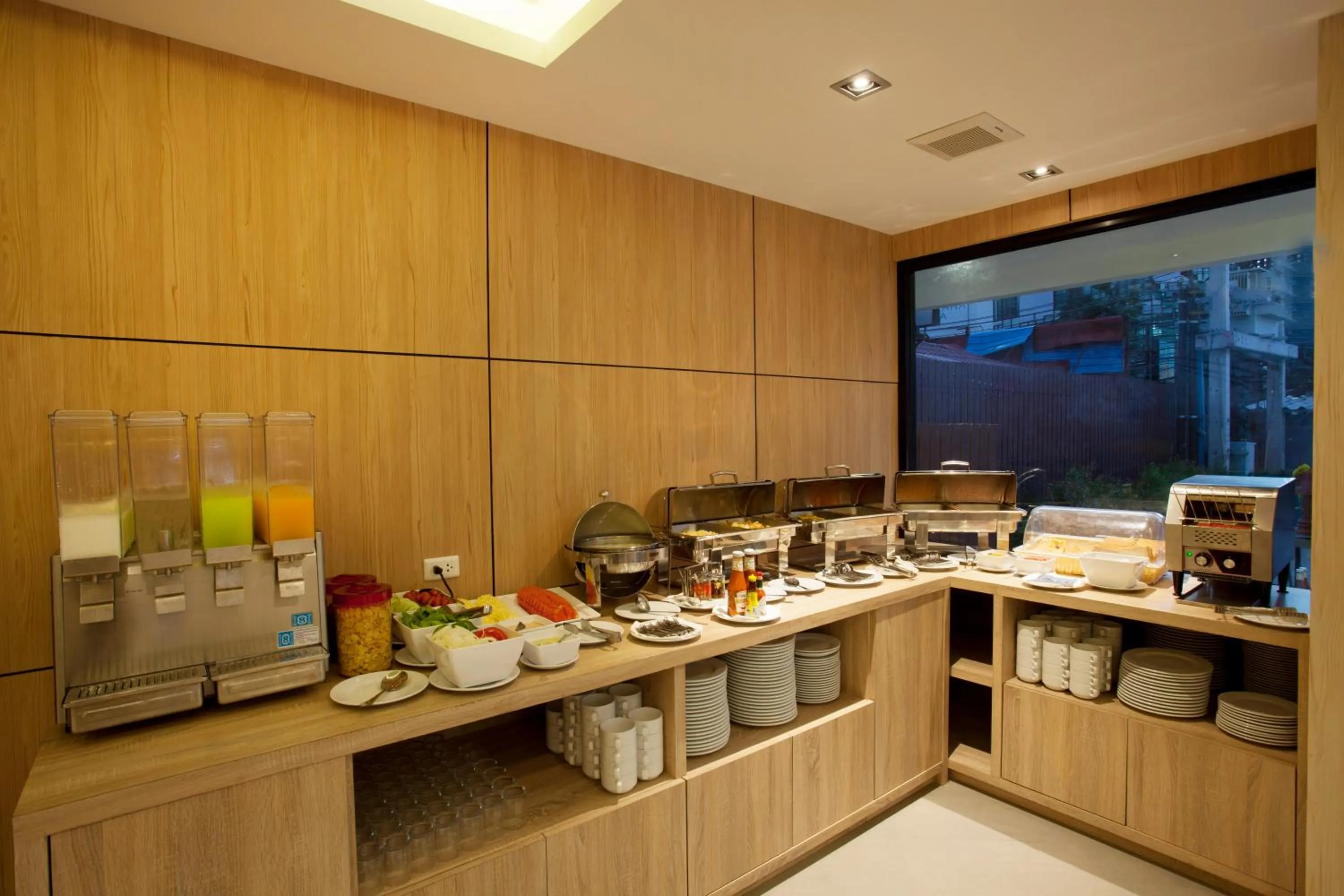 Restaurant/places to eat in Paripas Patong Resort