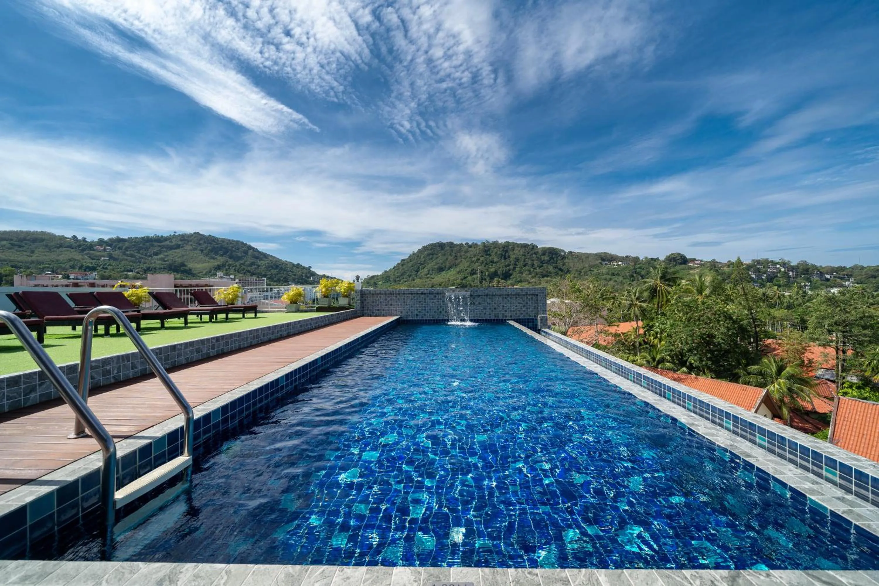 Swimming pool in Paripas Patong Resort