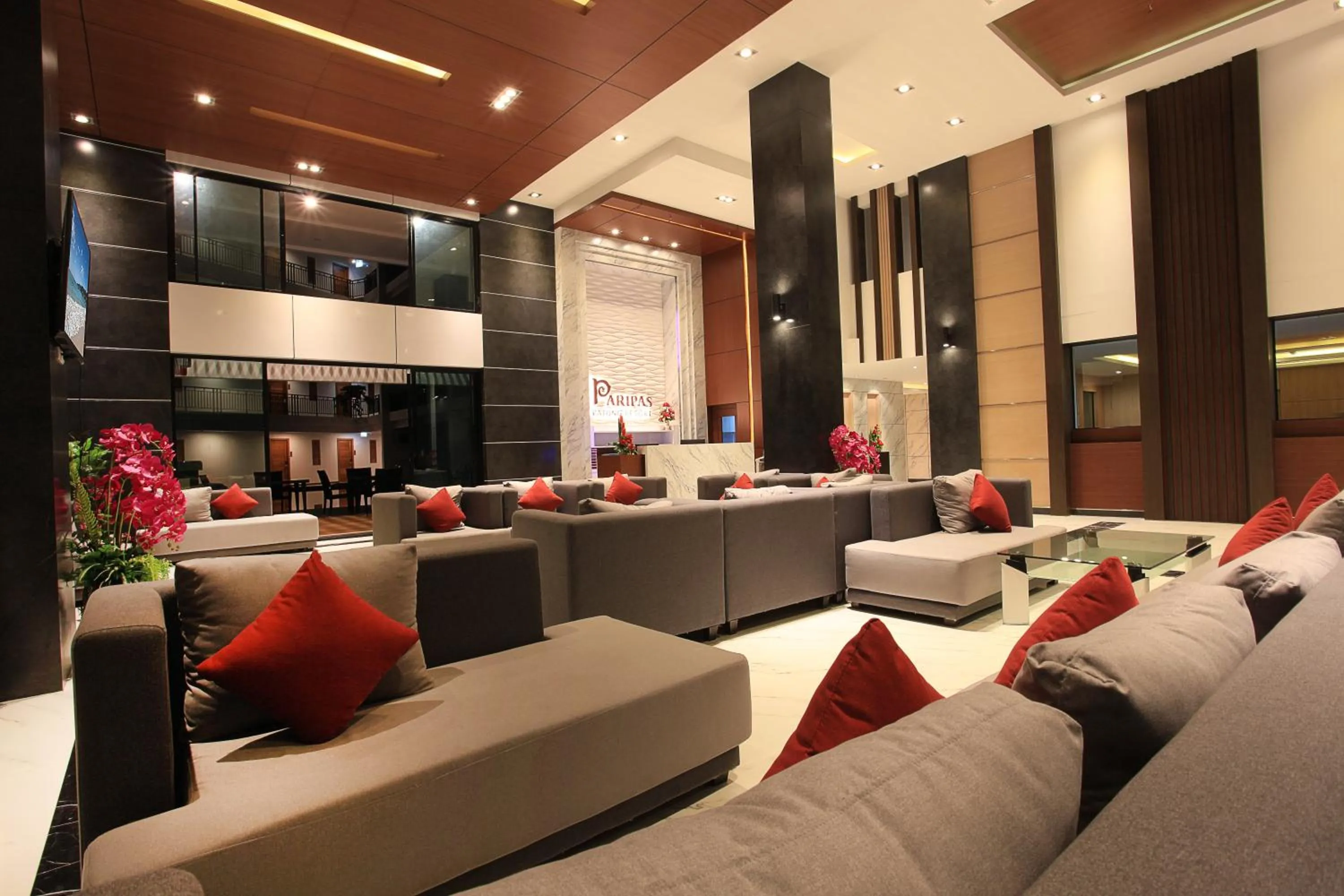 Communal lounge/ TV room in Paripas Patong Resort