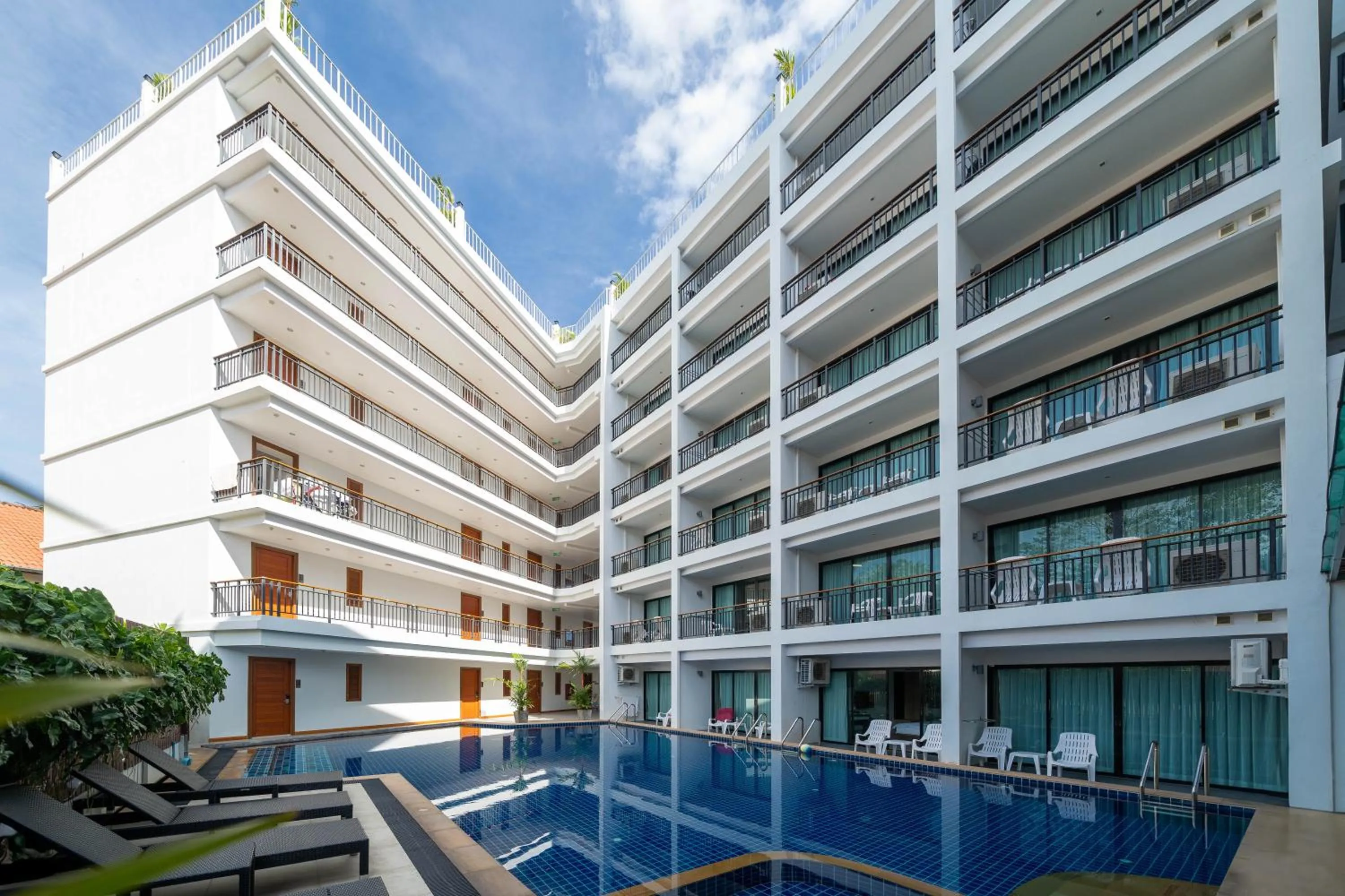 Property building in Paripas Patong Resort