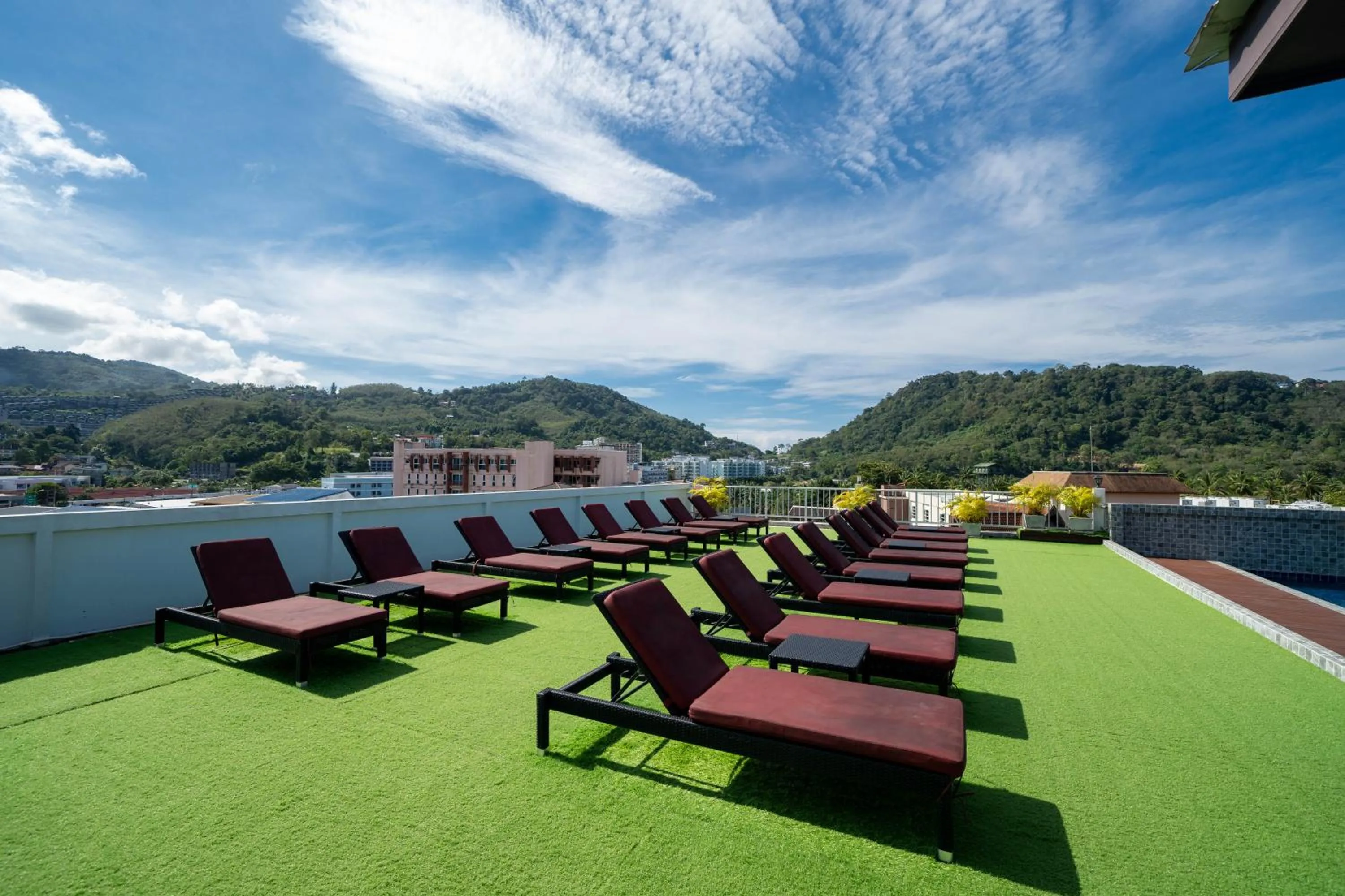 Swimming pool in Paripas Patong Resort