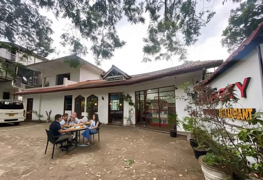 Blue sky Guest House And Restaurant