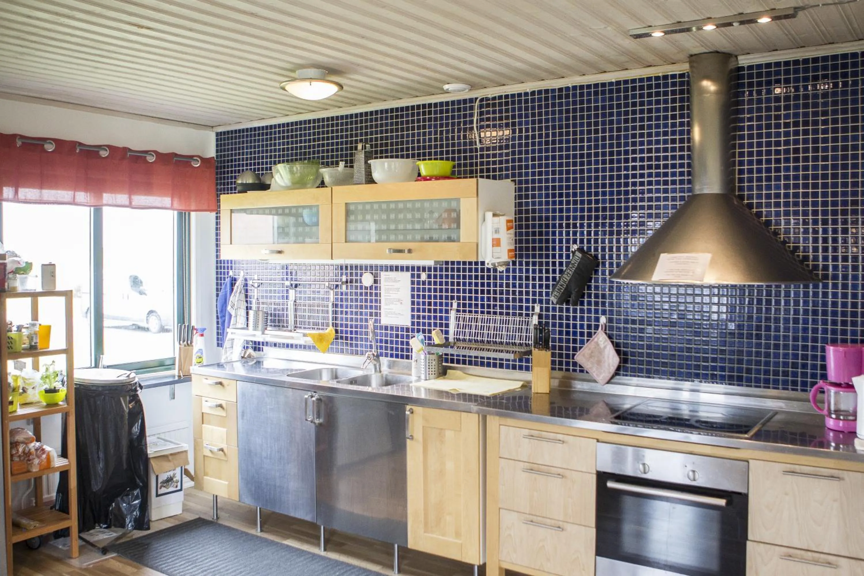 Communal kitchen in Bruksparkens Hostel