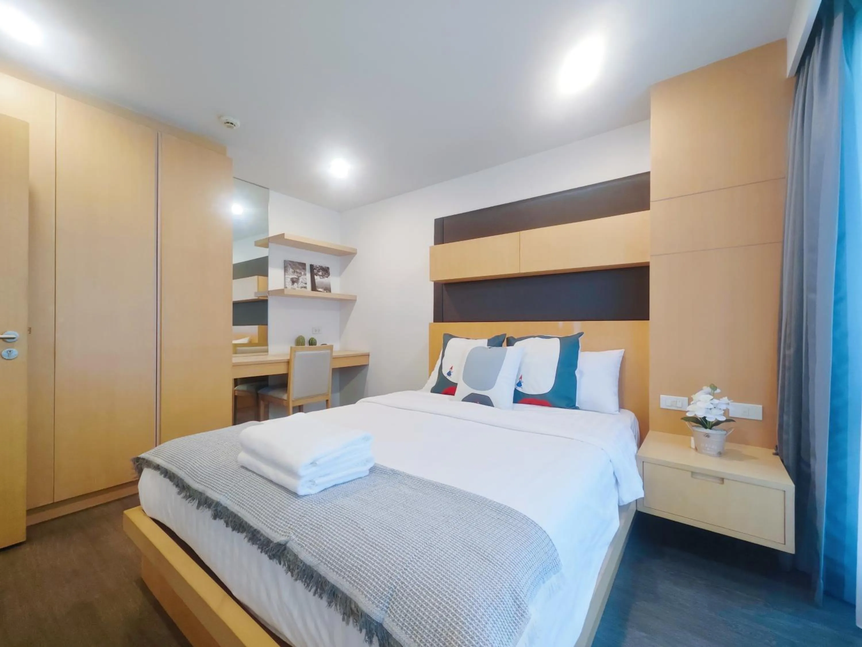 One-Bedroom Apartment with Balcony in Residence One