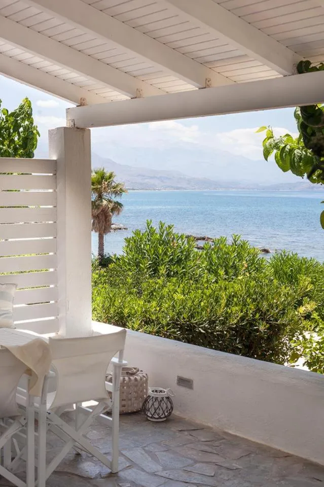 Restaurant/places to eat in Artemis Seafront Apartments