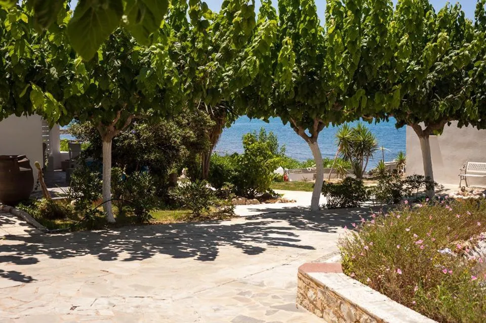Restaurant/places to eat in Artemis Seafront Apartments