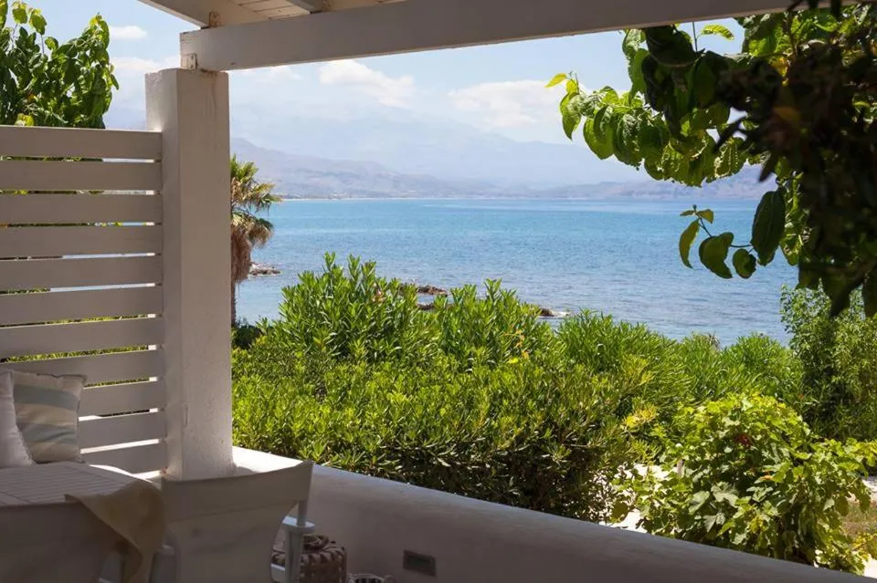 Restaurant/places to eat in Artemis Seafront Apartments