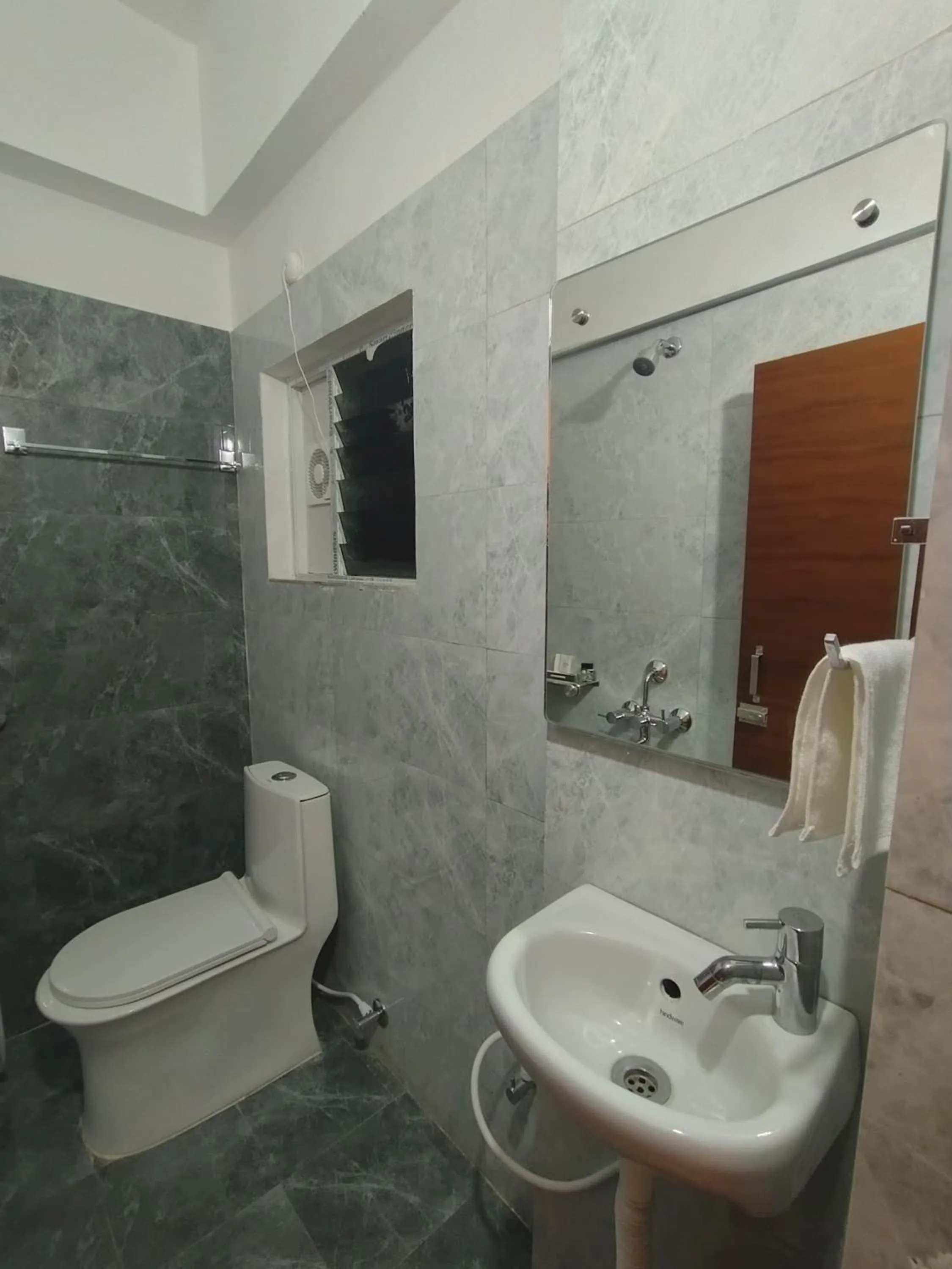 Toilet in Elite Hotel HITECH