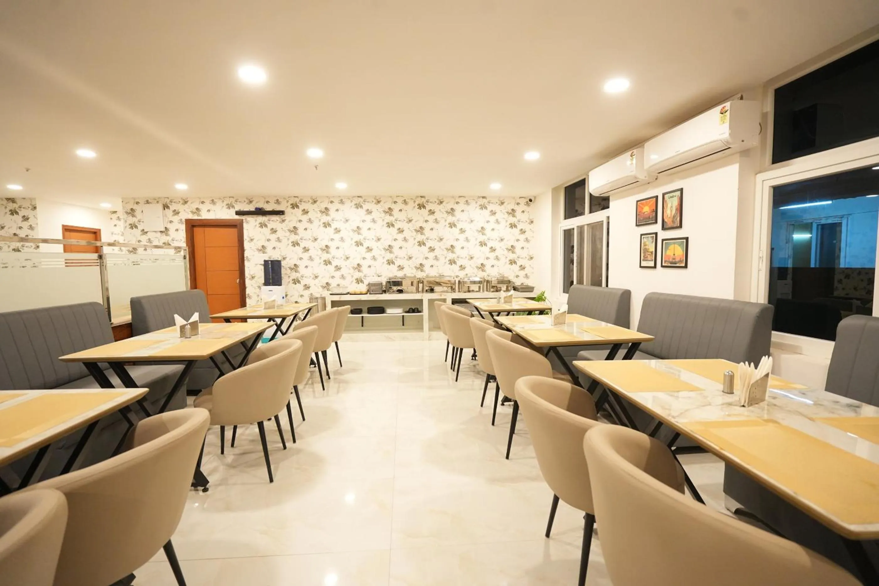 Restaurant/places to eat in Elite Hotel HITECH