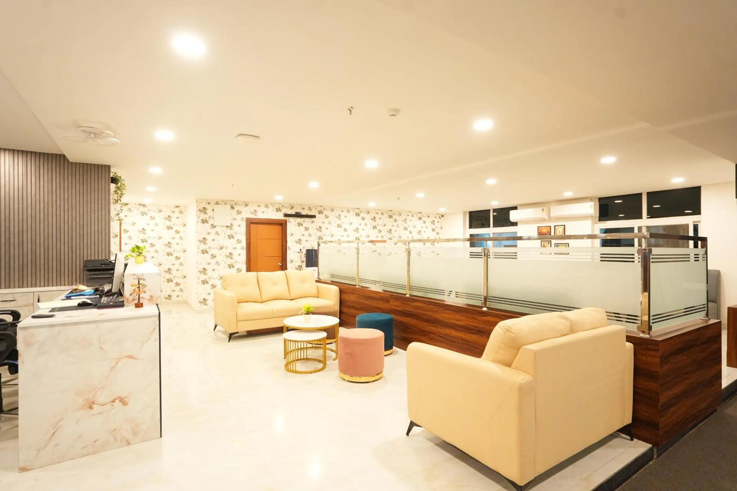 Communal lounge/ TV room in Elite Hotel HITECH