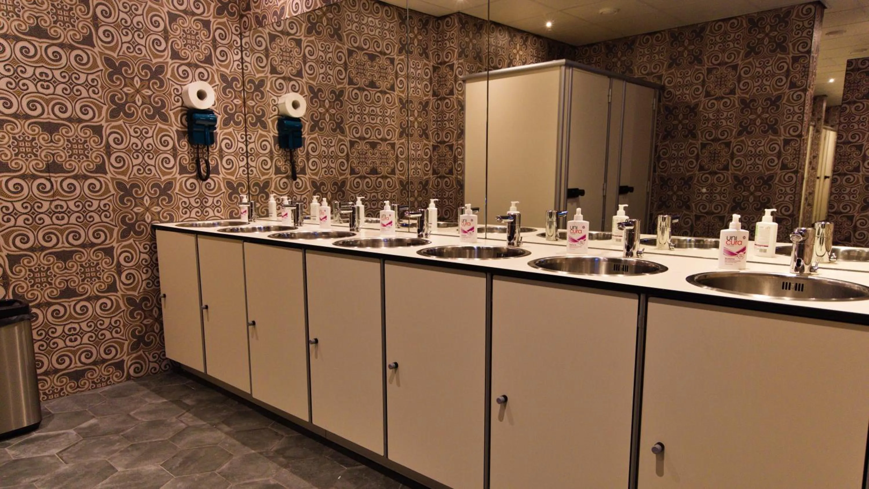 Bathroom in De Lola Podshotel