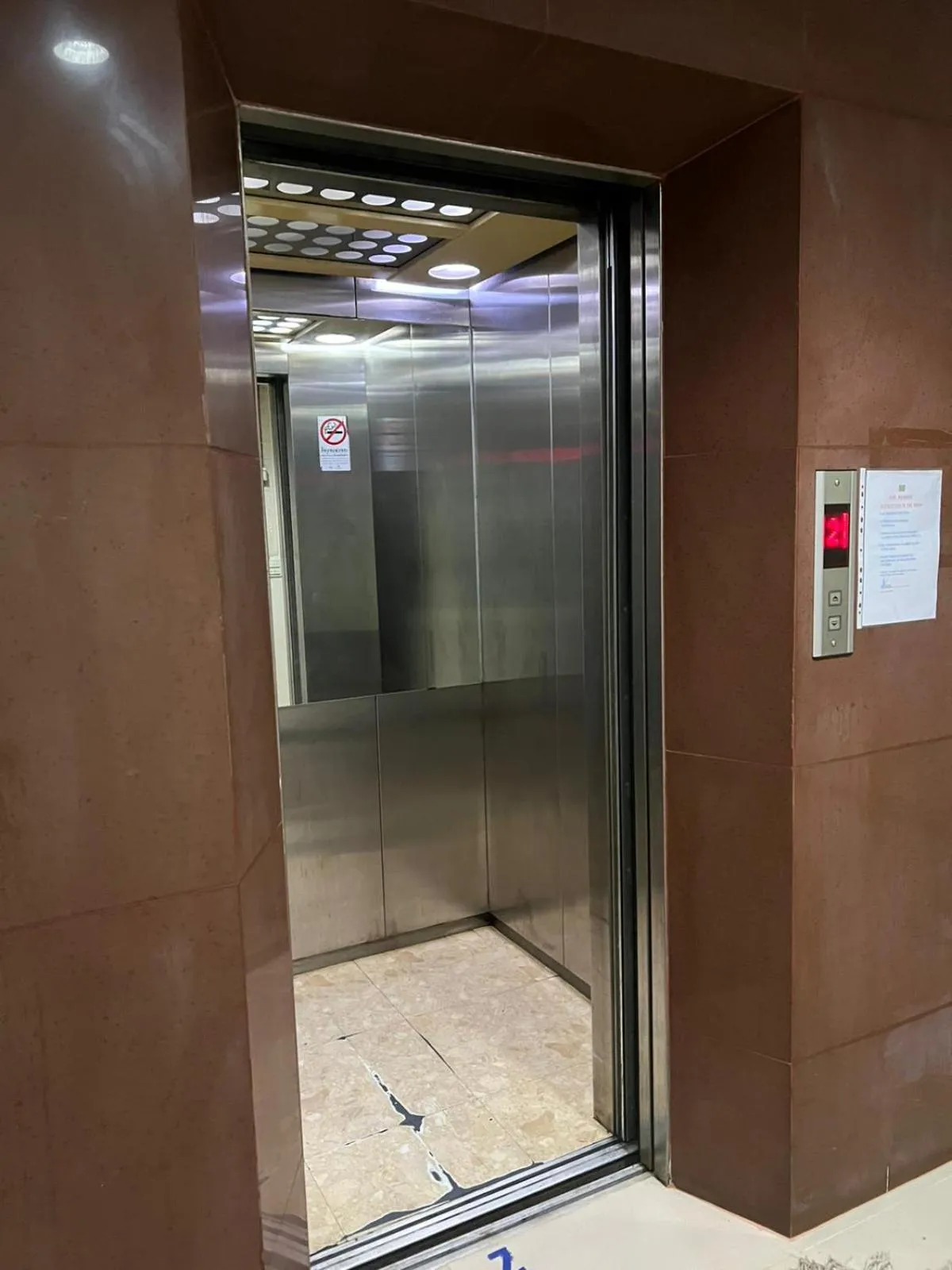 elevator in Hotel Soni Mansion Pratunam