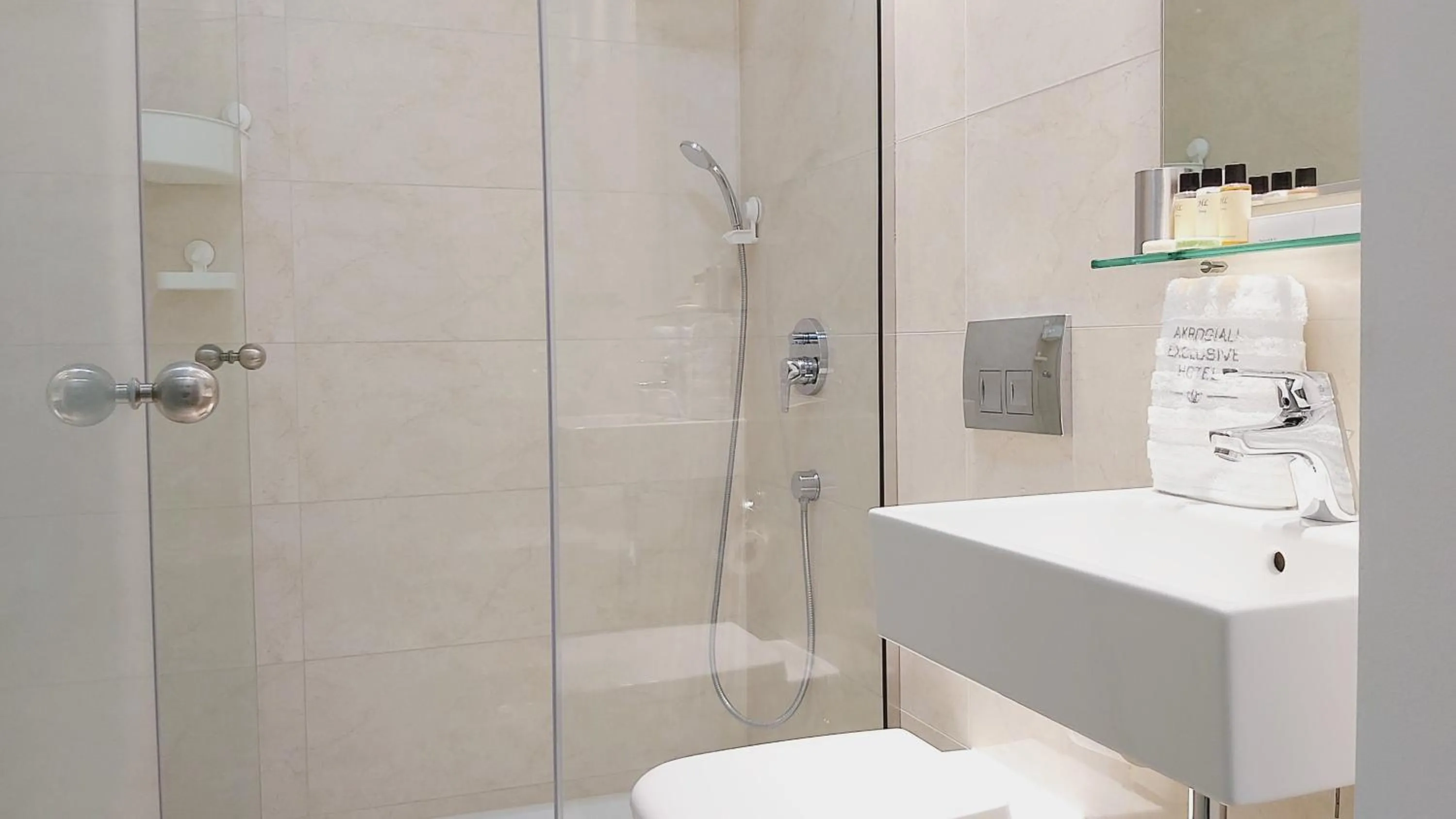 Shower in Akrogiali Exclusive Hotel (Adults Only)