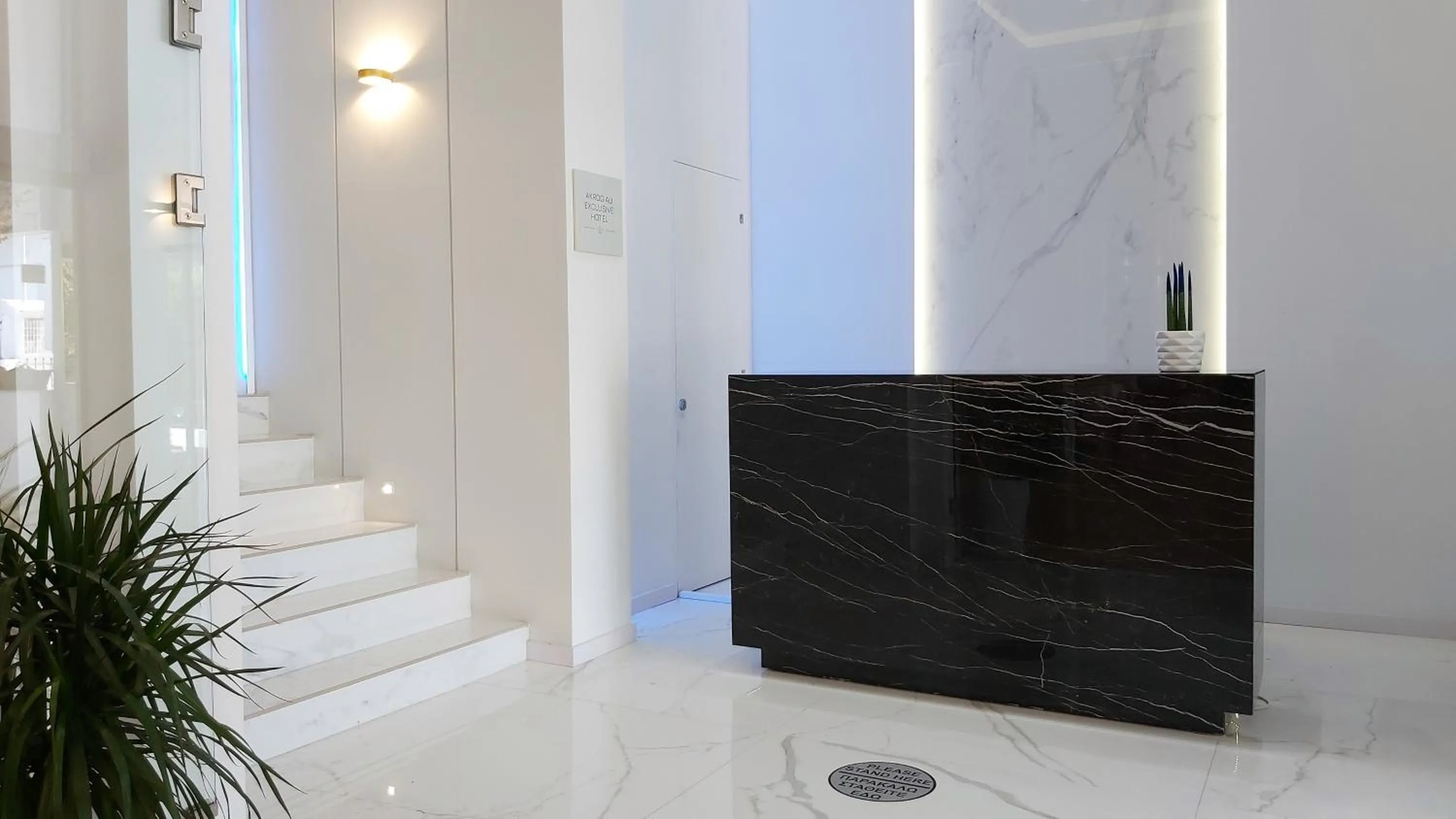 concierge in Akrogiali Exclusive Hotel (Adults Only)