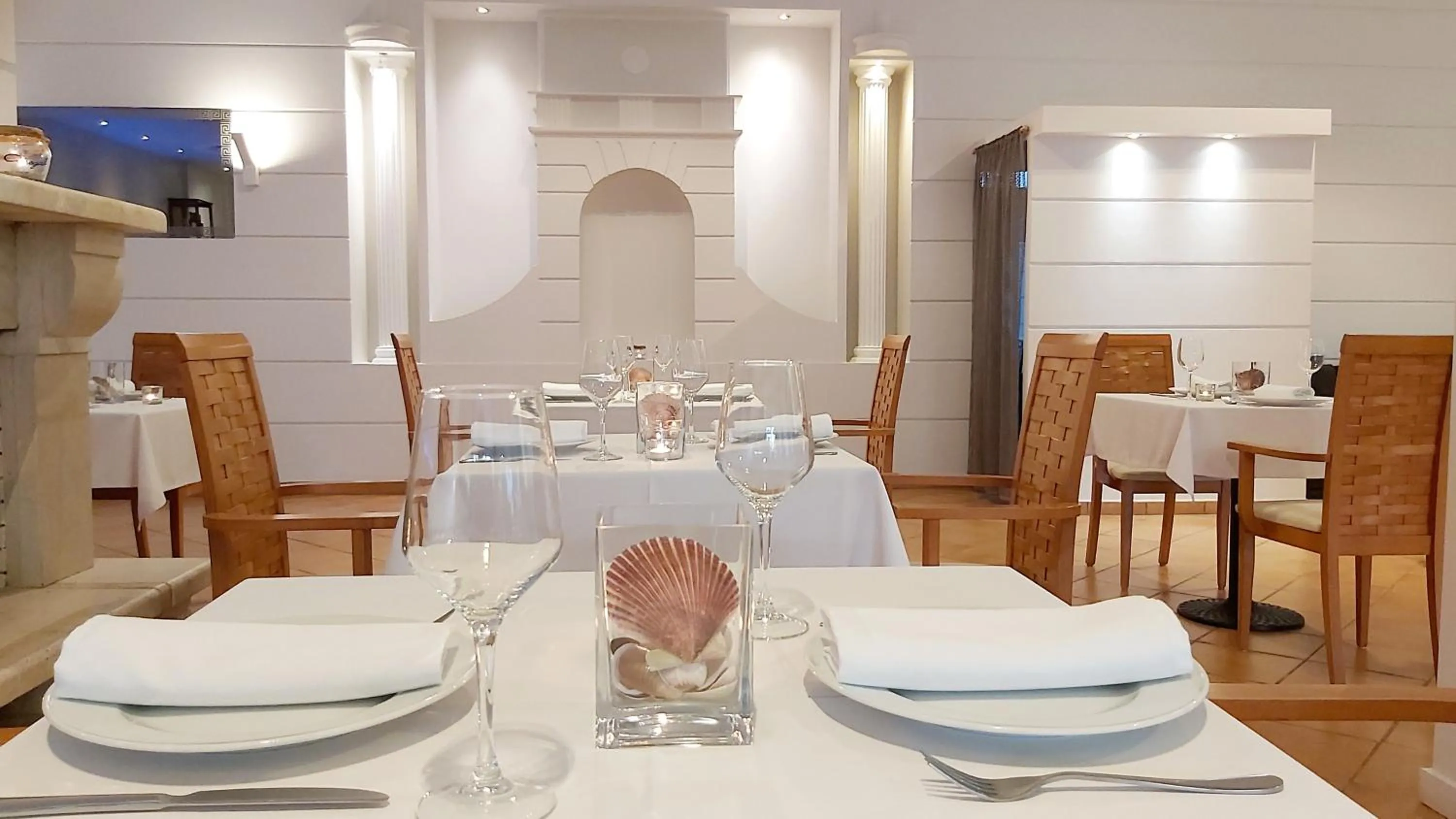 Restaurant/places to eat in Akrogiali Exclusive Hotel (Adults Only)