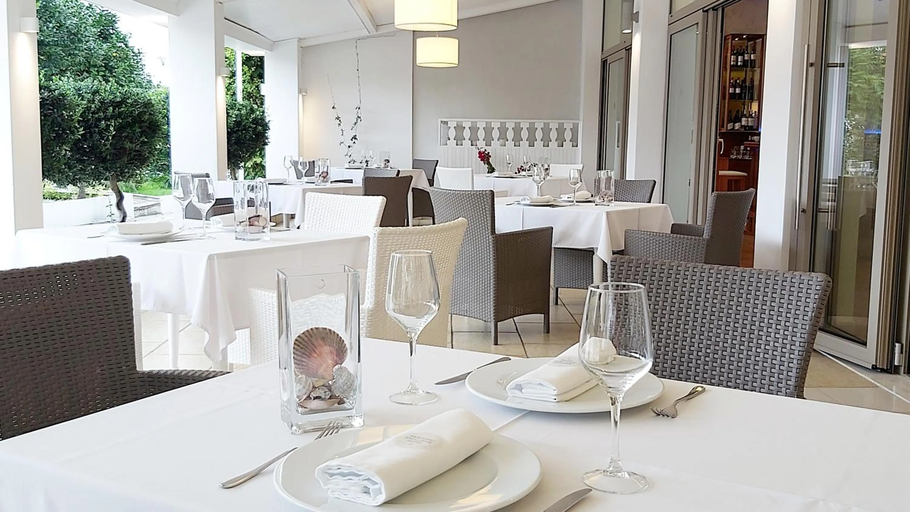 Restaurant/places to eat in Akrogiali Exclusive Hotel (Adults Only)