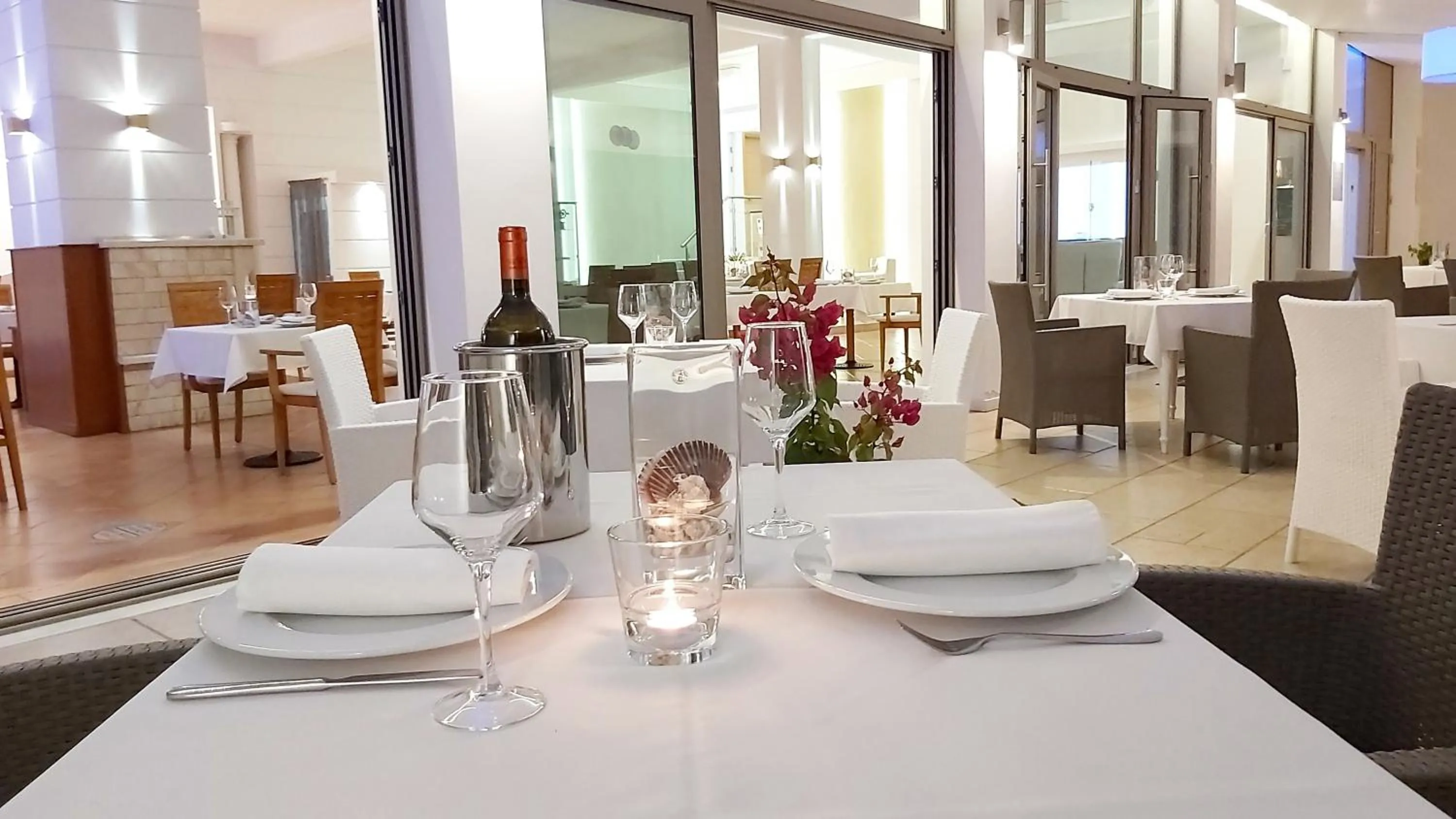 Restaurant/places to eat in Akrogiali Exclusive Hotel (Adults Only)