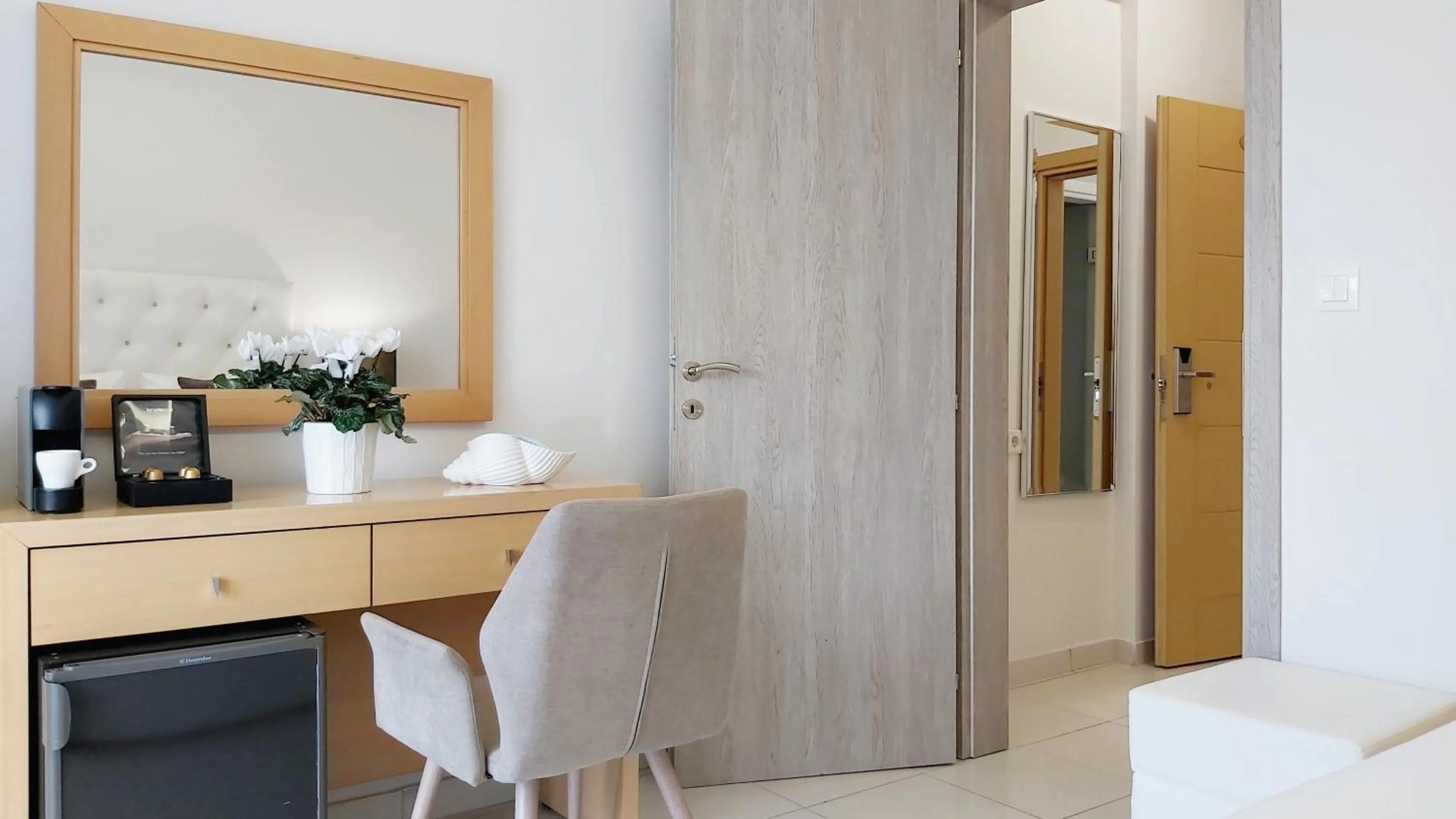 minibar in Akrogiali Exclusive Hotel (Adults Only)