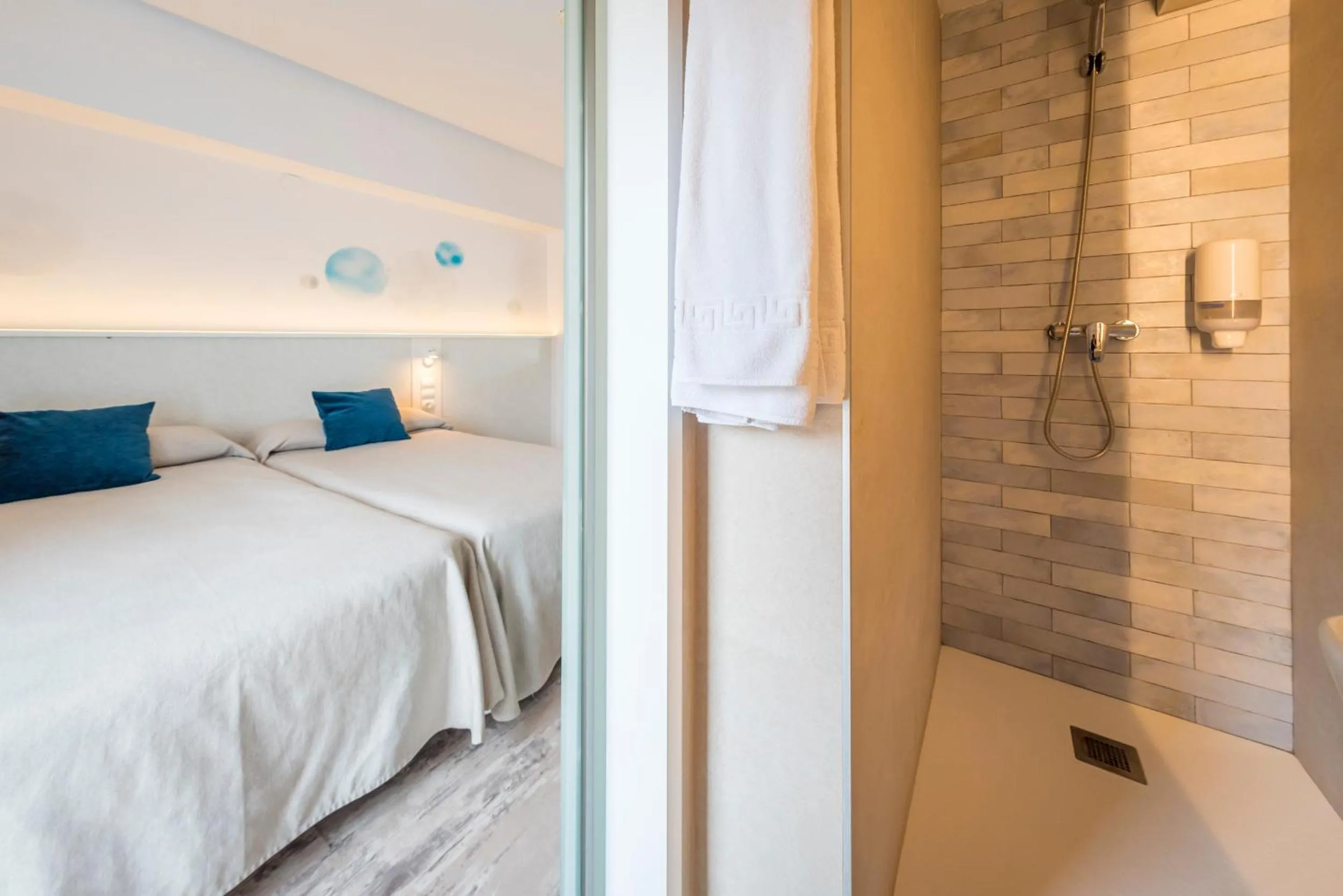 Bathroom, Bed in Hotel Tarba