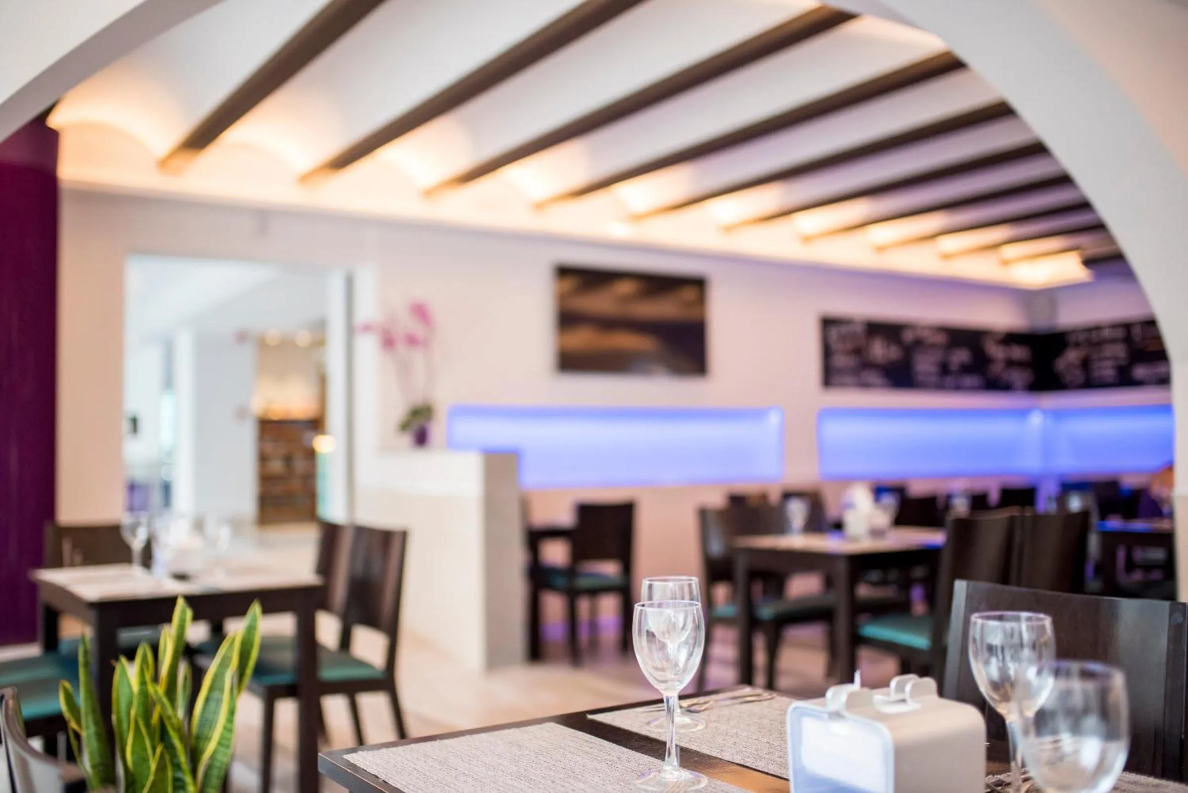 Restaurant/places to eat in Hotel Tarba