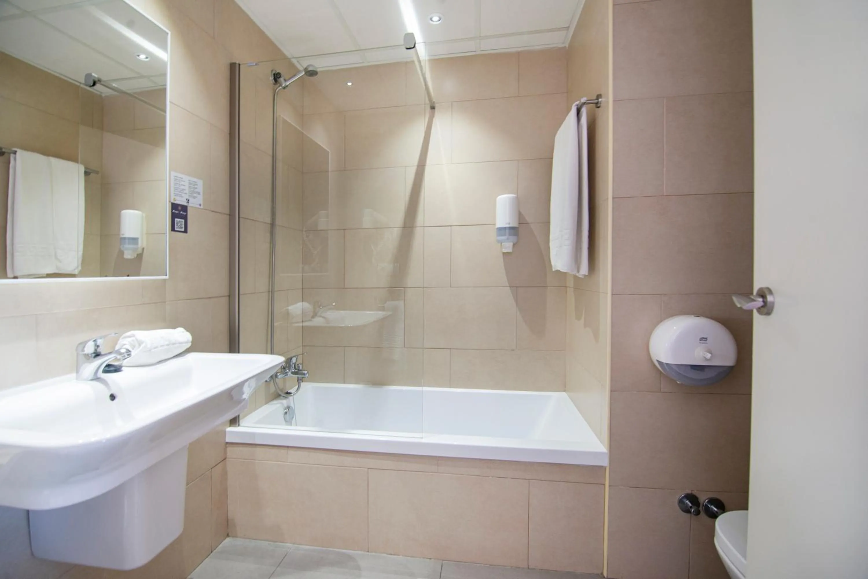 Bathroom in Hotel Tarba