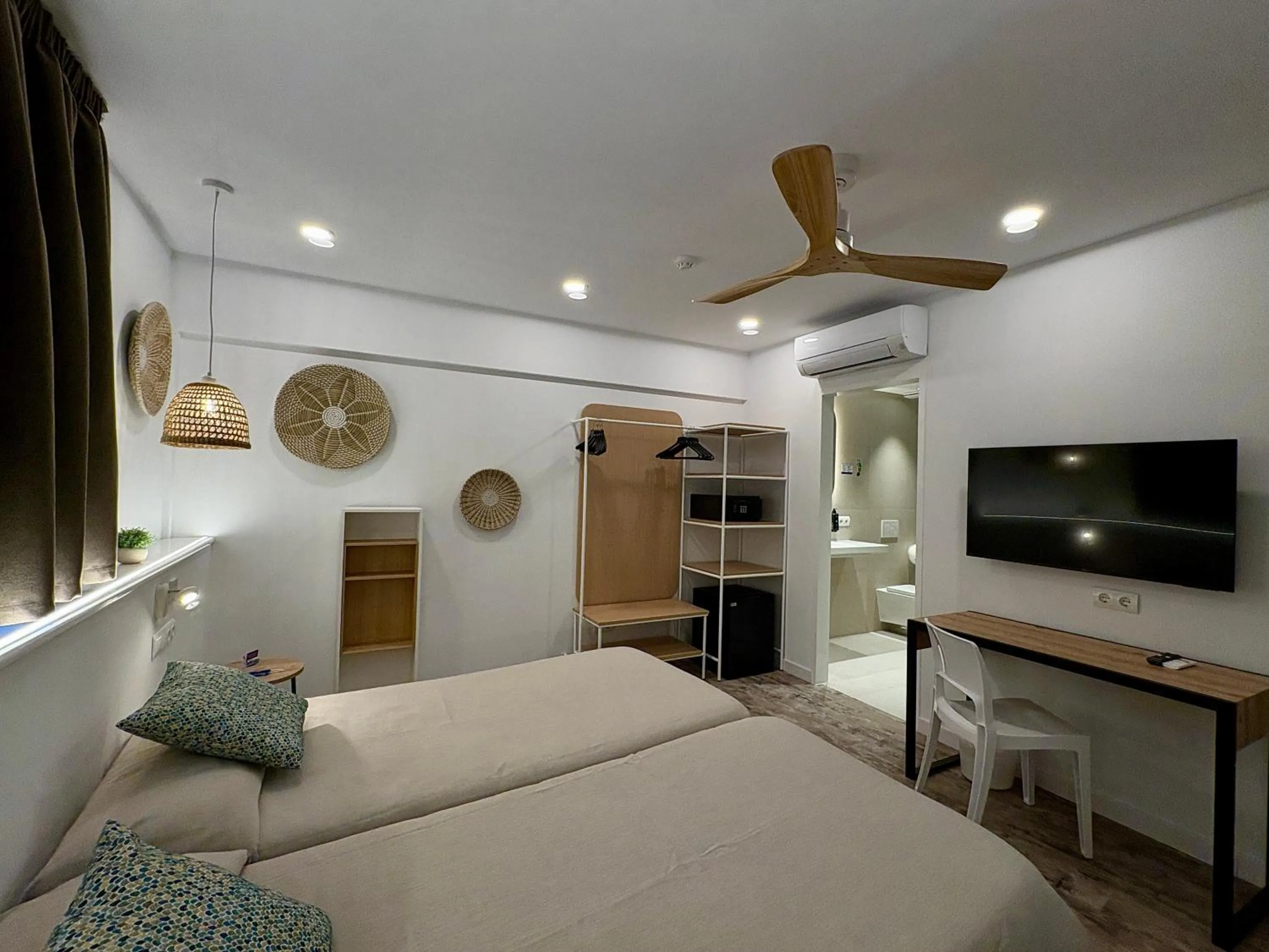 wardrobe, Bed in Hotel Tarba