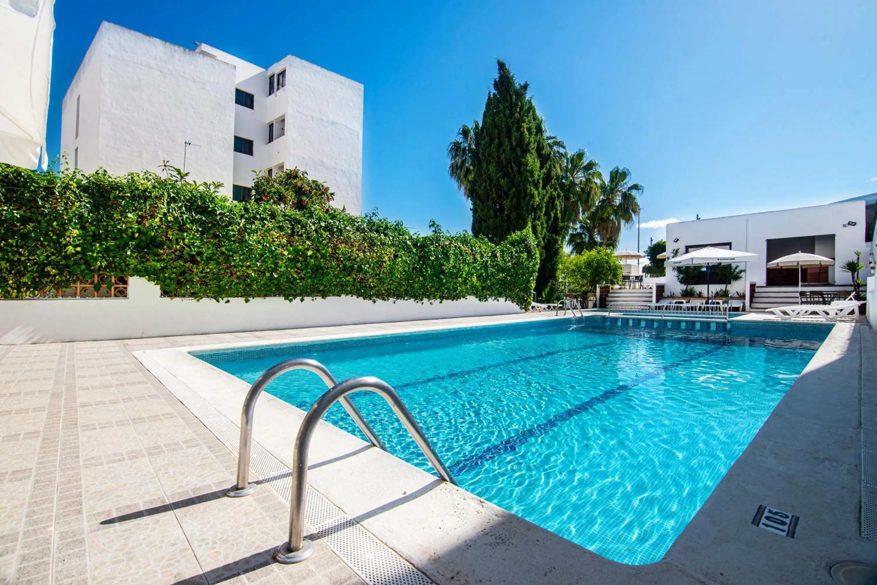 Swimming pool in Hotel Tarba